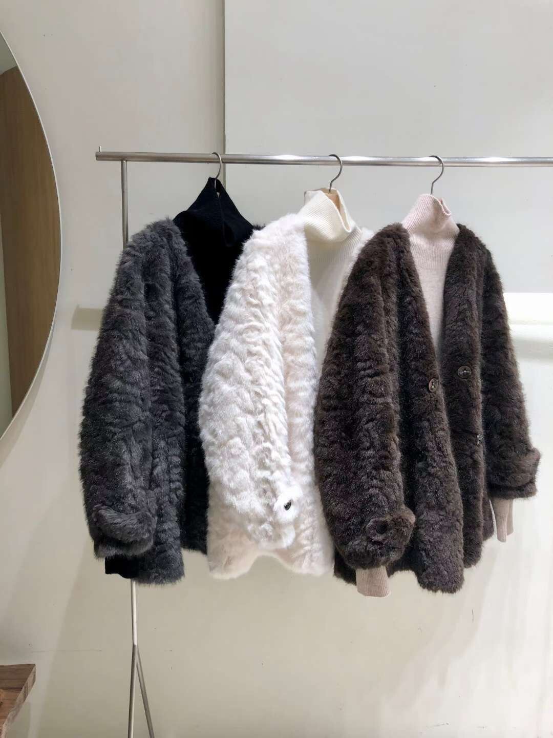 柔軟毛絨絨感V領雙排釦寬鬆皮草外套 / 3色