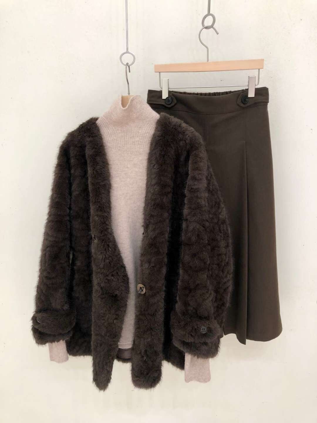 柔軟毛絨絨感V領雙排釦寬鬆皮草外套 / 3色