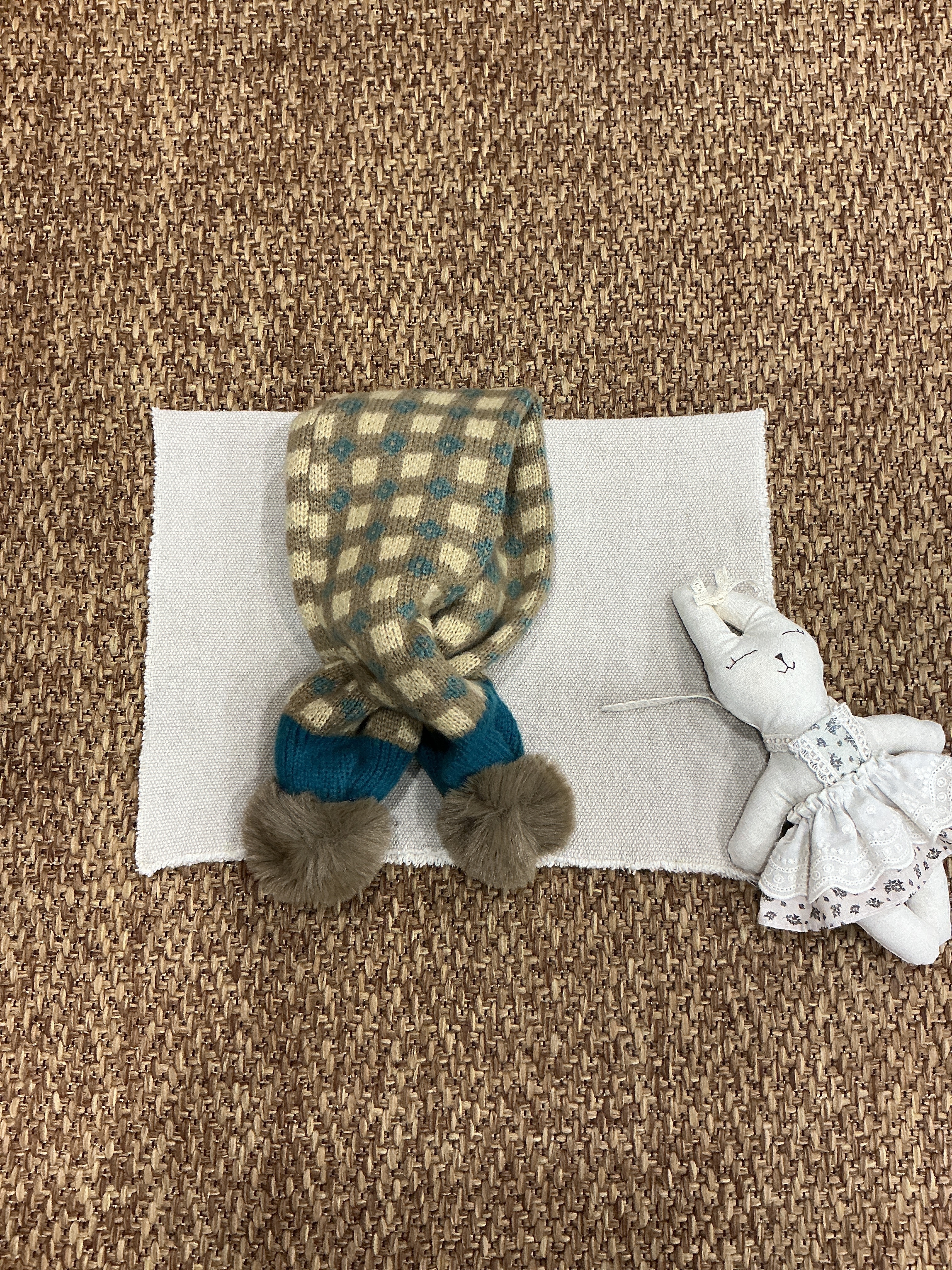 格子小花交叉毛球圍巾