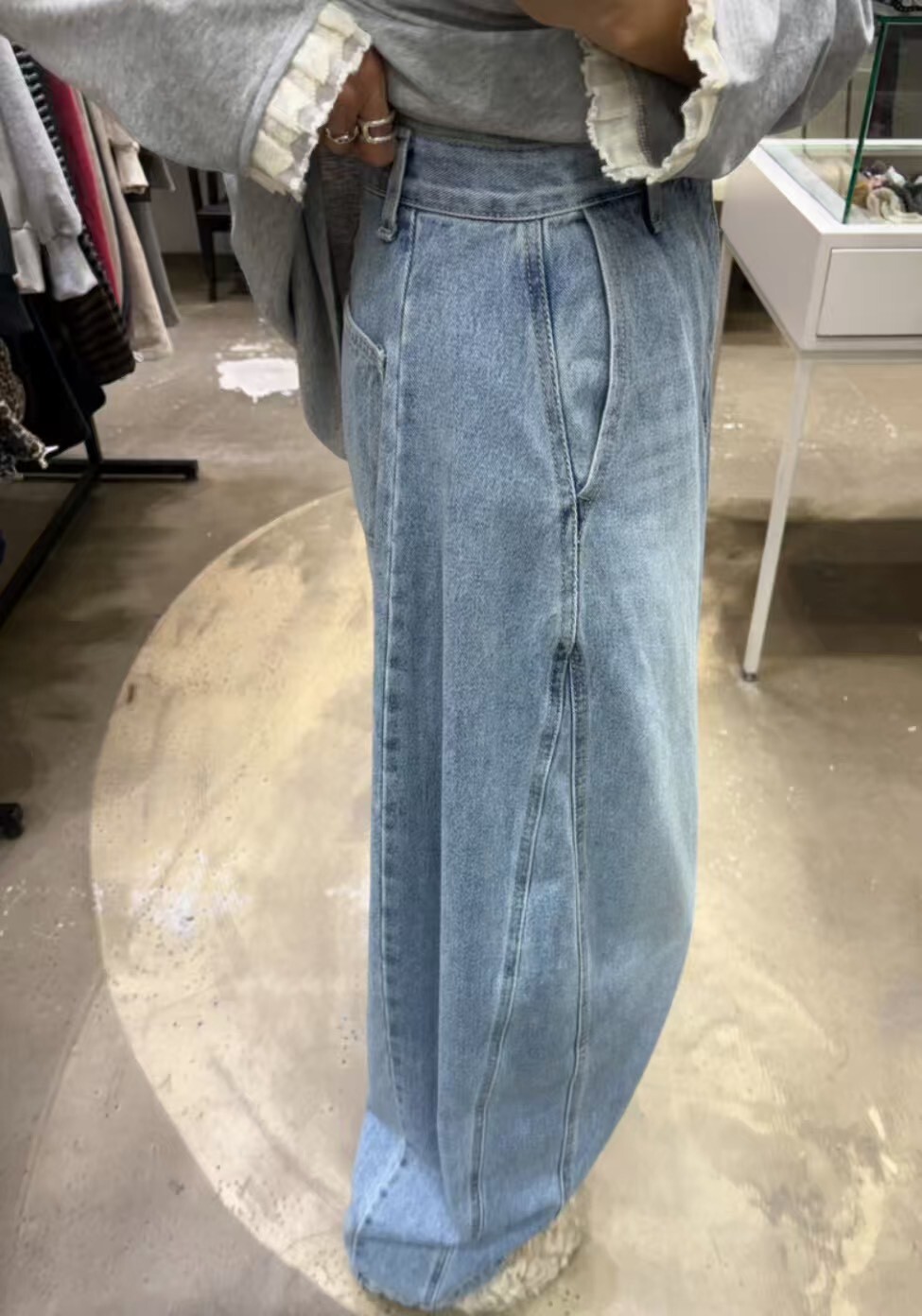 #AD26剪裁彎刀牛仔褲