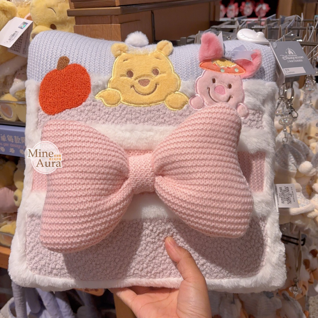 2025 冬日 小熊維尼和朋友們系列 圖案 造型 抱枕 靠墊 枕頭 -上海迪士尼樂園