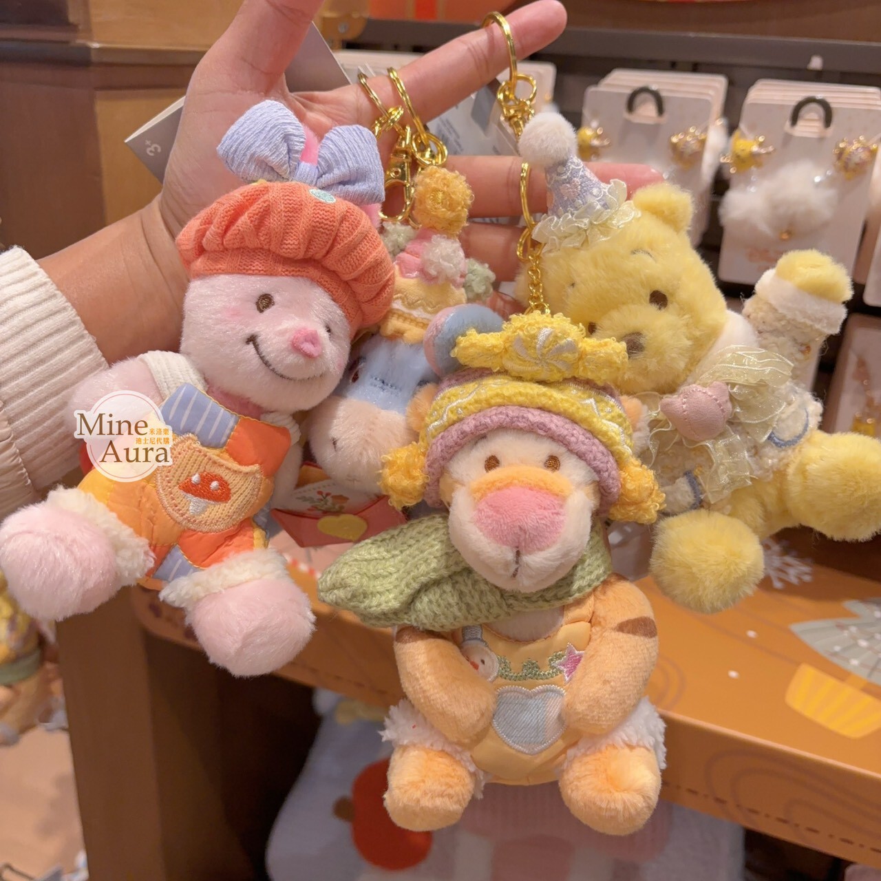 2025 冬日 小熊維尼和朋友們系列 小熊維尼 Winnie the Pooh 絨毛 鑰匙圈 吊飾 -上海迪士尼樂園