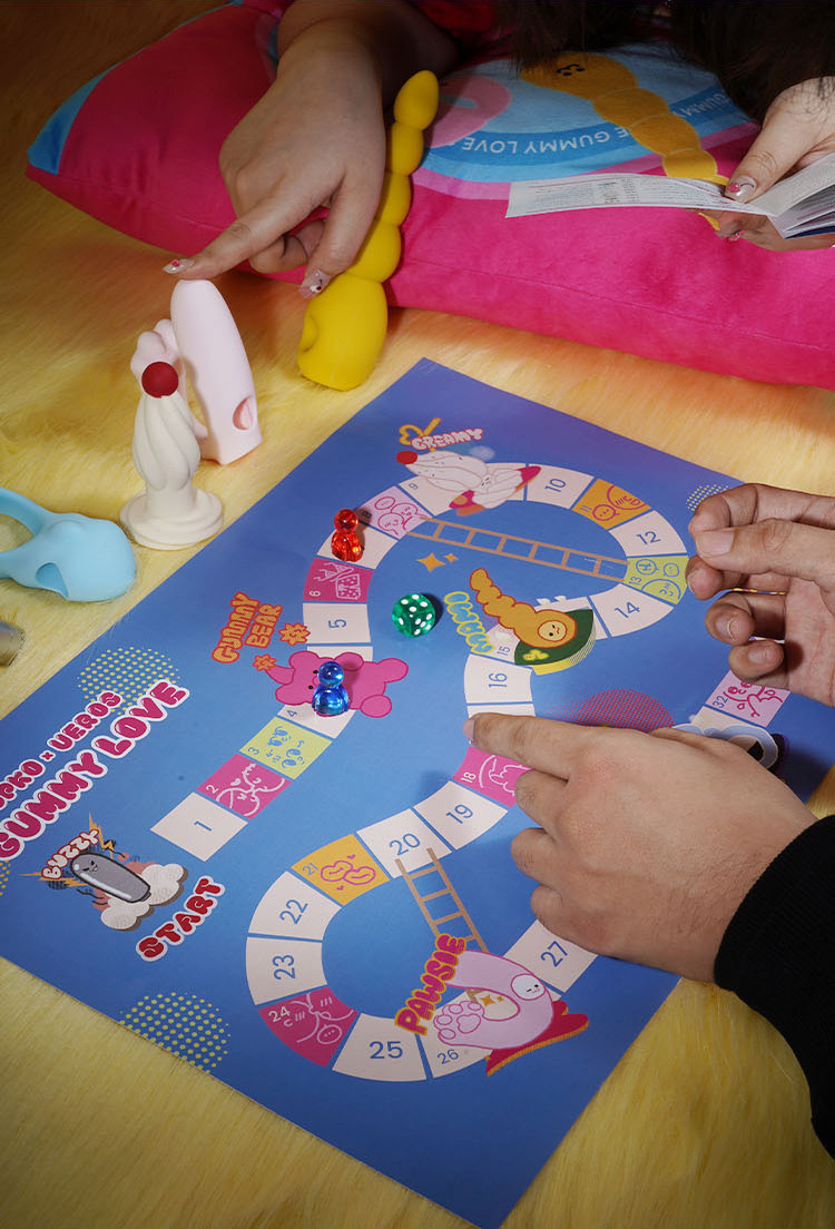 UPKO,義大利 UPKO,UPKO 軟糖派對情趣冒險飛行棋禮盒,調教時尚,調教,調教扮演,BDSM,SM,親密關係,格雷,角色扮演,捆綁,禮物,繩縛,束縛,綁帶,口球,手拍,頸圈,項圈,牽引鏈,手銬,腳銬,馬鞭