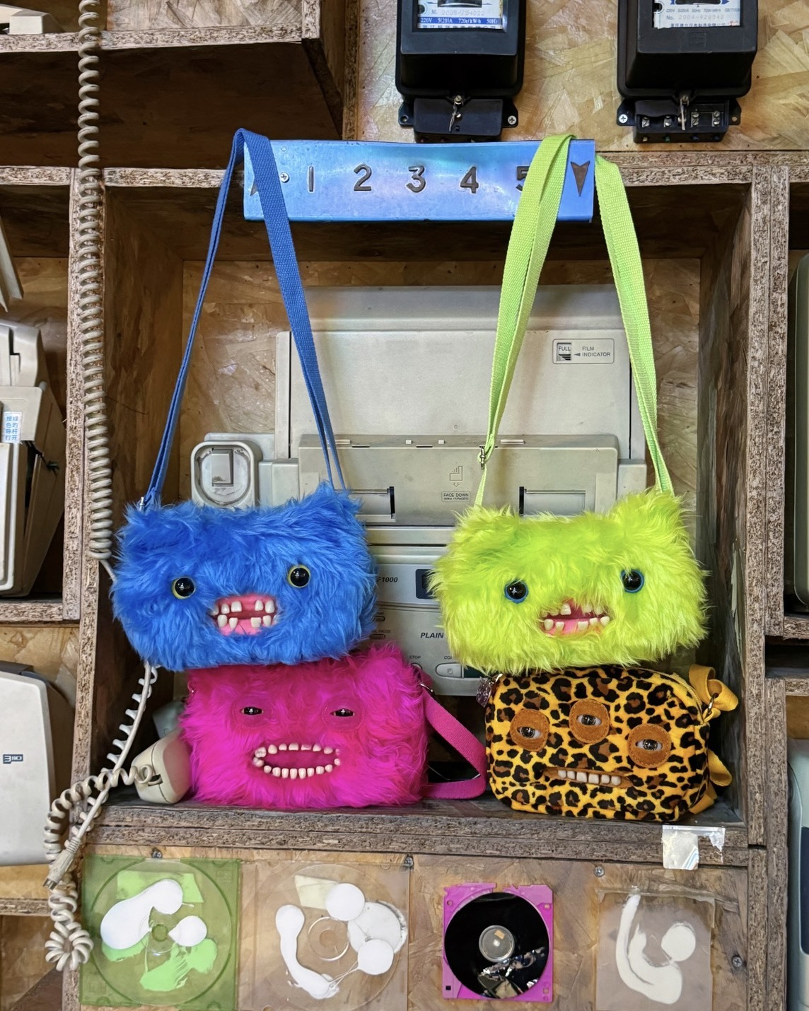 <正版授權>FUGGLER 牙齒怪 放克牙寶 毛絨包包 斜背包 肩背包 共12色