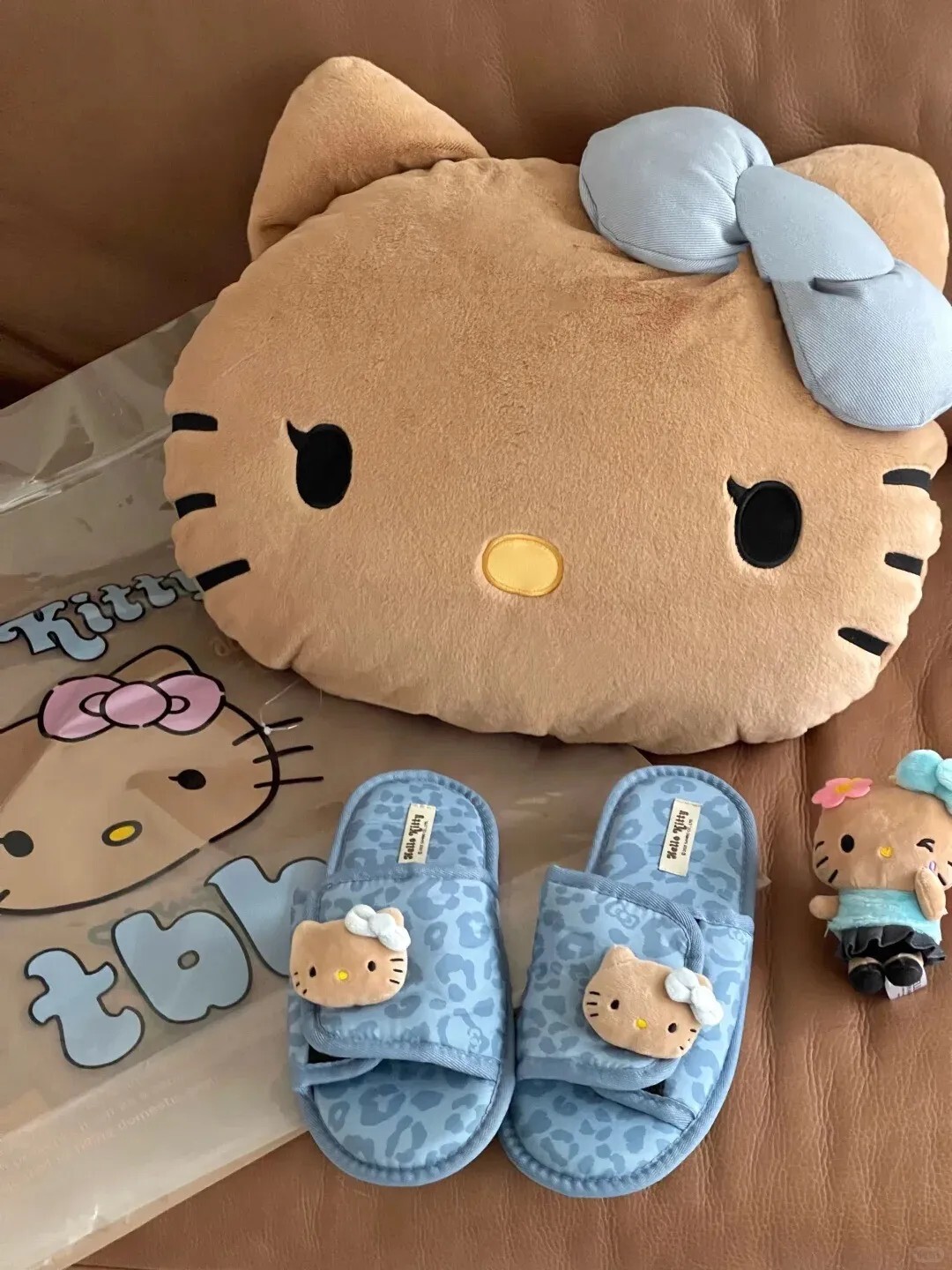 Hello Kitty x TBH野獸派 豹紋抱枕 藍豹紋拖鞋 黑皮 凱蒂貓