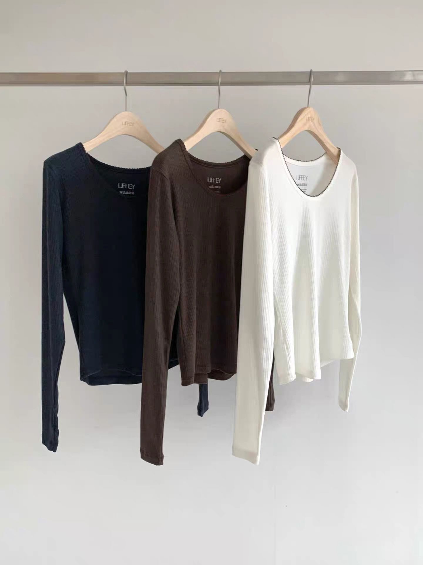 LY5339 U領拼色小花邊軟綿上衣