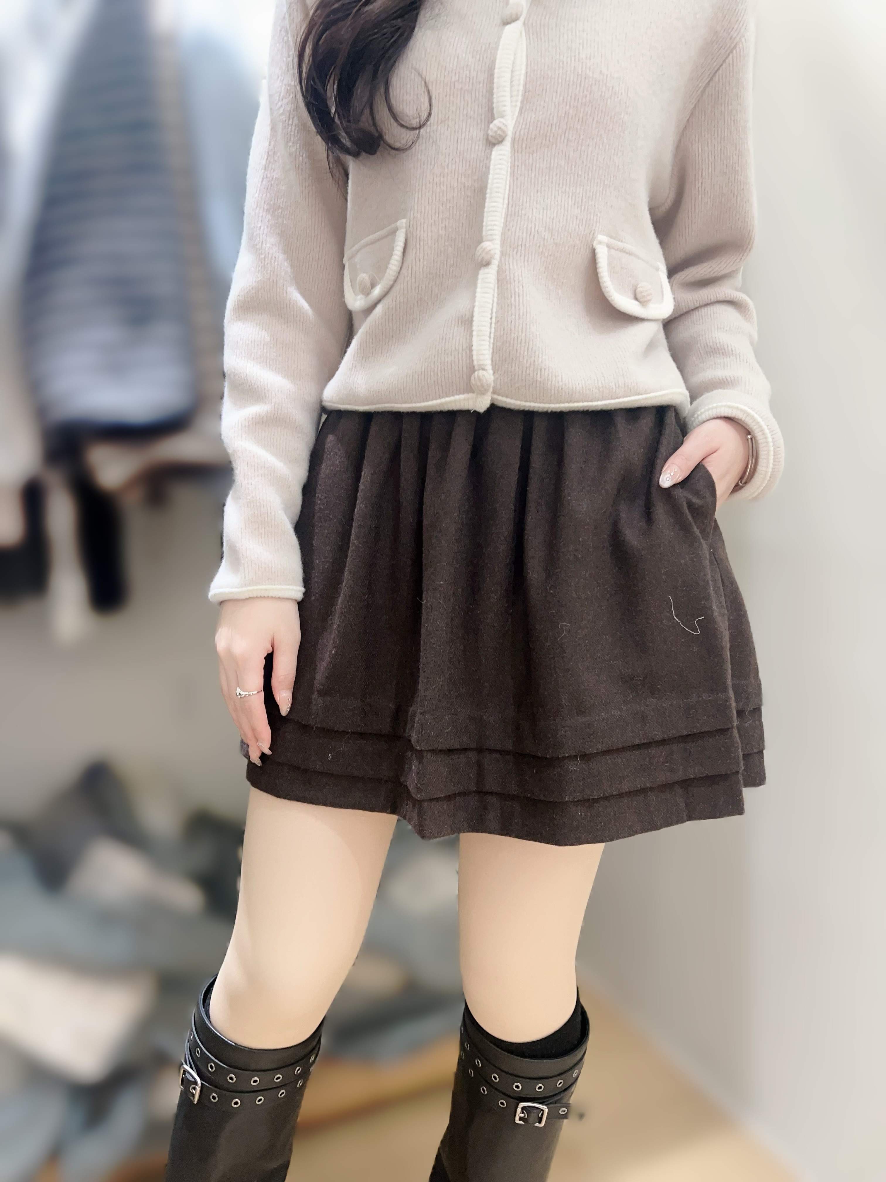 TZ23 30%羊毛  裙 腰 26-32   HIP 40  長17.5   $509  (一口價)