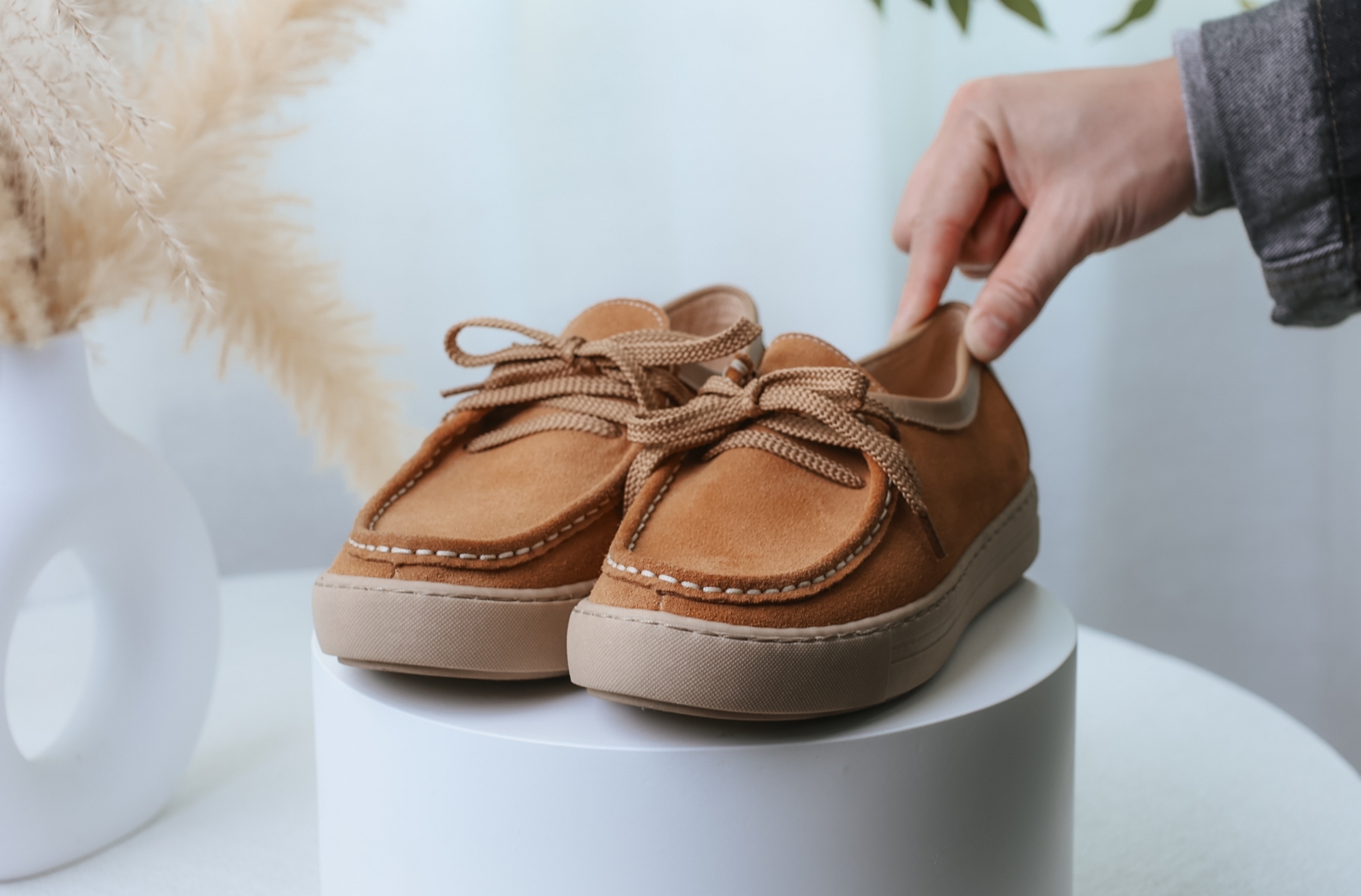 Sanly Joy莉維亞麂皮袋鼠鞋，防潑水麂皮設計有效阻擋小雨與濕氣，溫潤色調百搭秋冬服裝，袋鼠鞋結構貼合腳型，久走不累，台灣製造，適合通勤與日常外出穿著。