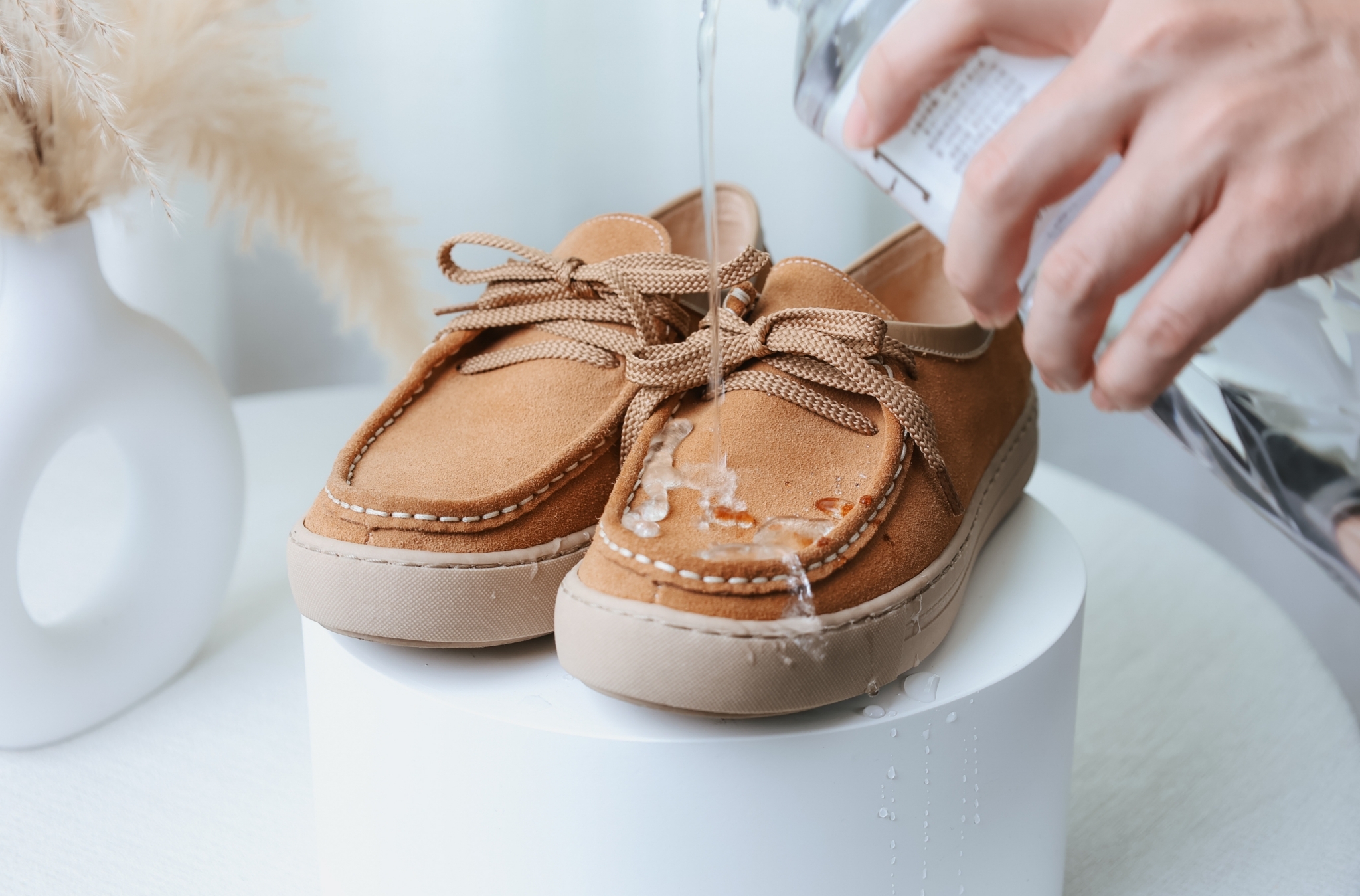 Sanly Joy莉維亞麂皮袋鼠鞋，防潑水麂皮設計有效阻擋小雨與濕氣，溫潤色調百搭秋冬服裝，袋鼠鞋結構貼合腳型，久走不累，台灣製造，適合通勤與日常外出穿著。