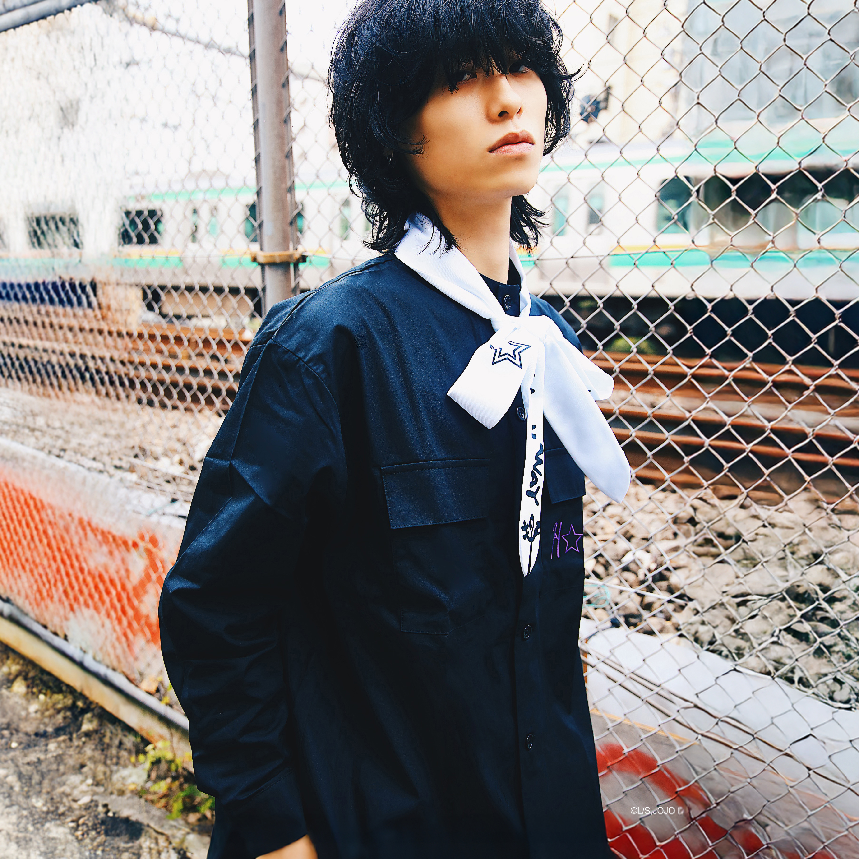 噴上裕也 蝶ネクタイ付き黒シャツ