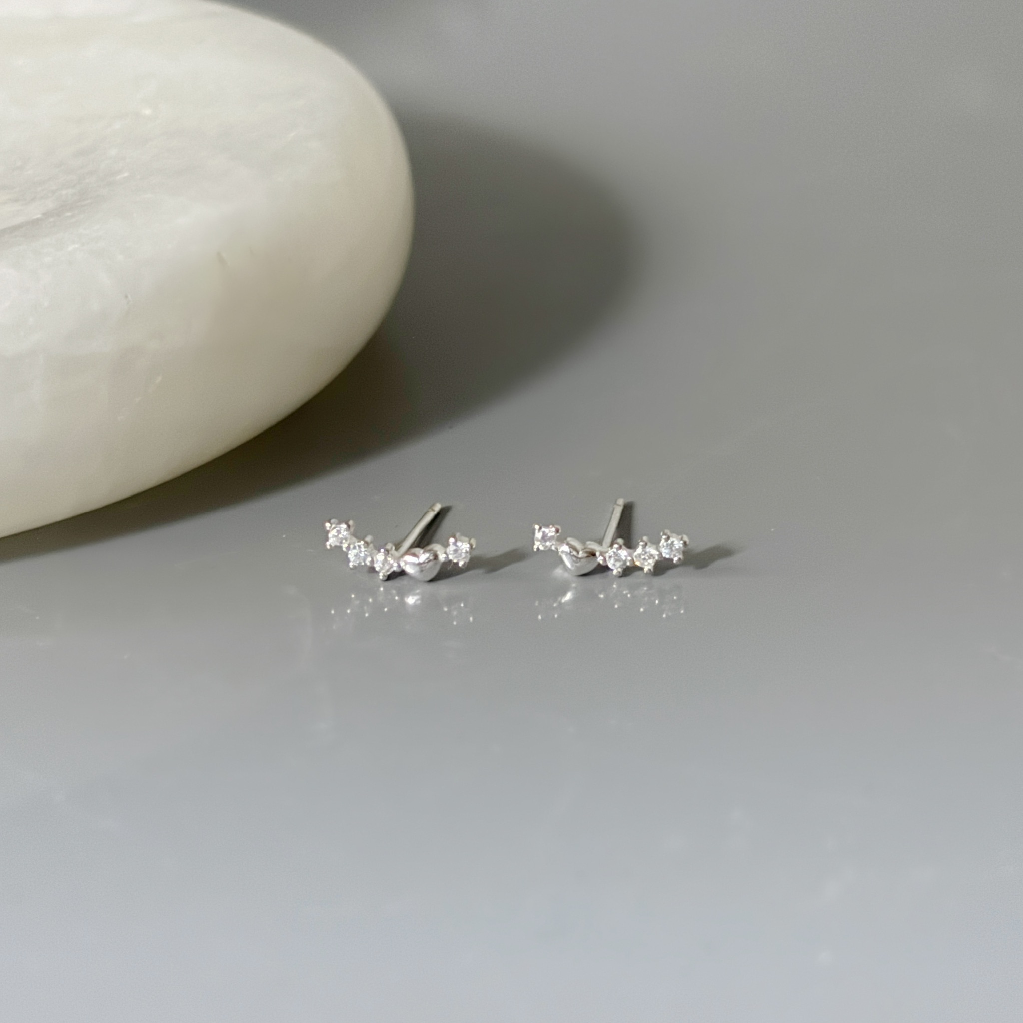 弧排愛心鋯石耳環