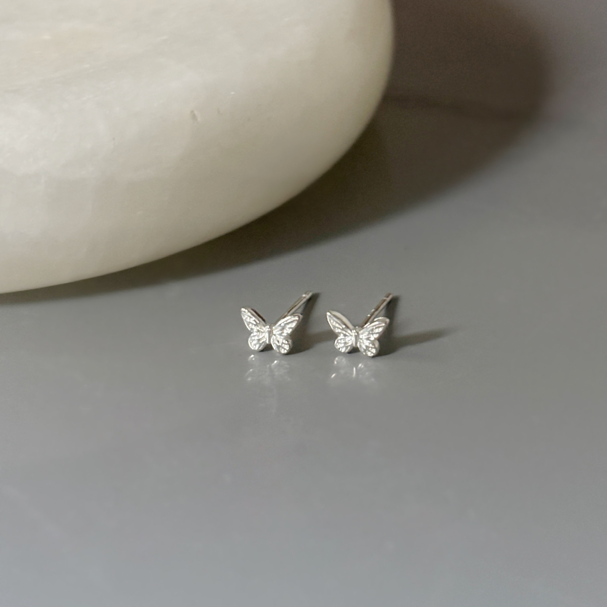 細緻刻紋蝴蝶耳環