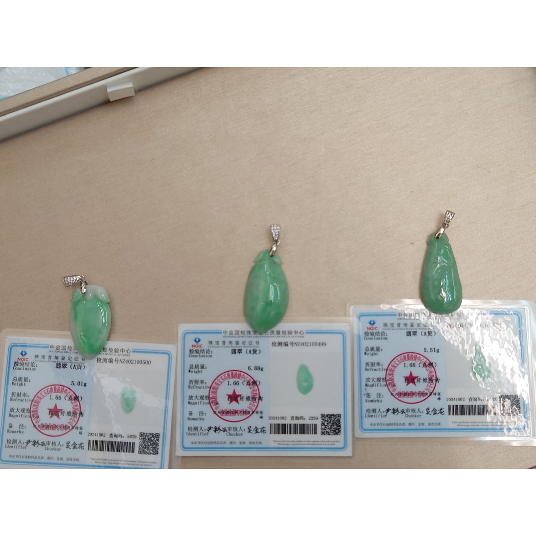 HKAF1218-029 緬甸天然翡翠 - 滿色果綠福瓜吊墜 [附皮繩][附國檢證書] (A29)