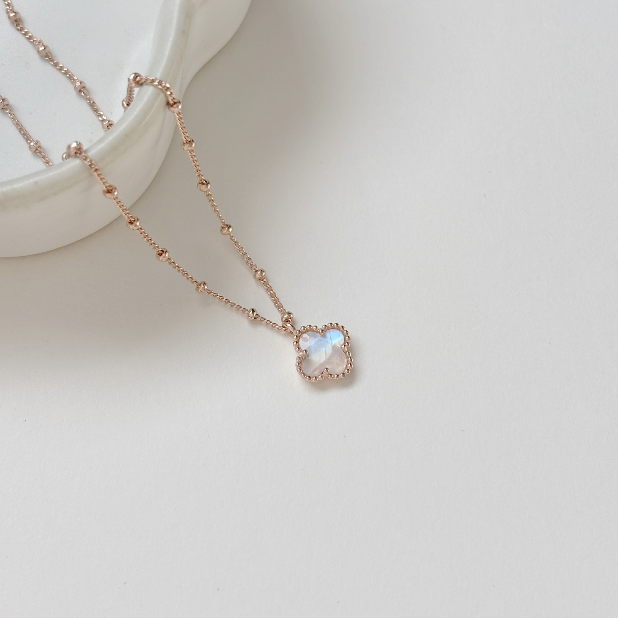 滾珠邊四葉草月光石細珠項鍊