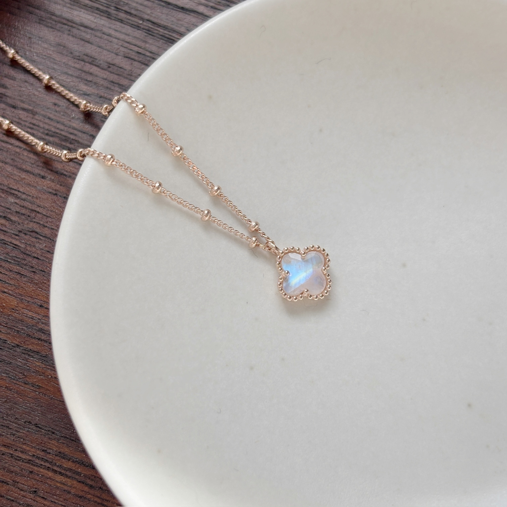 滾珠邊四葉草月光石細珠項鍊