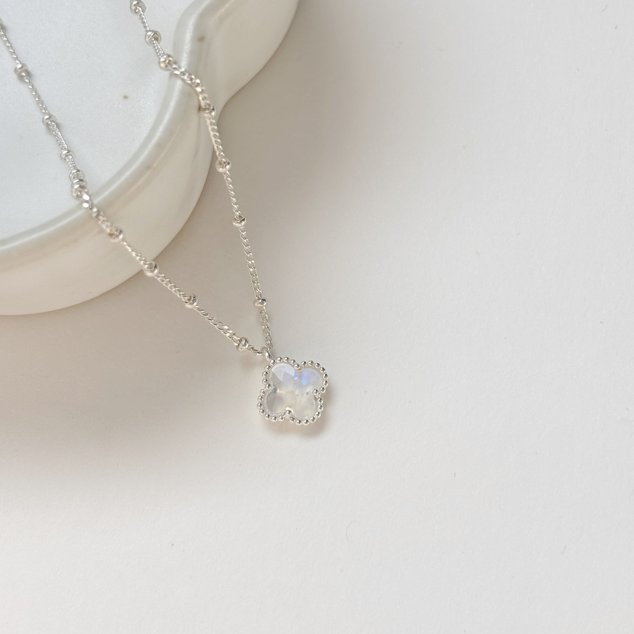 滾珠邊四葉草月光石細珠項鍊