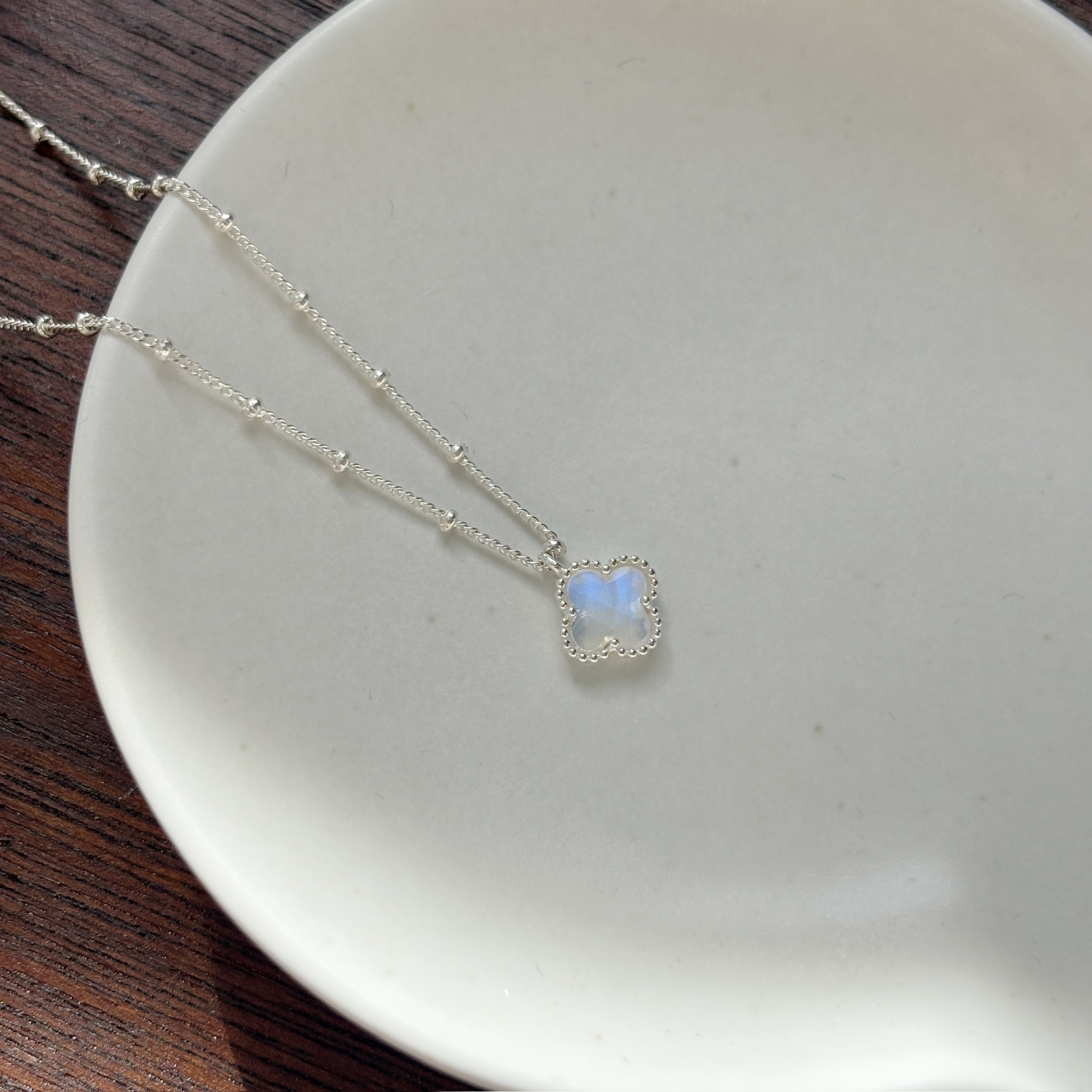 滾珠邊四葉草月光石細珠項鍊