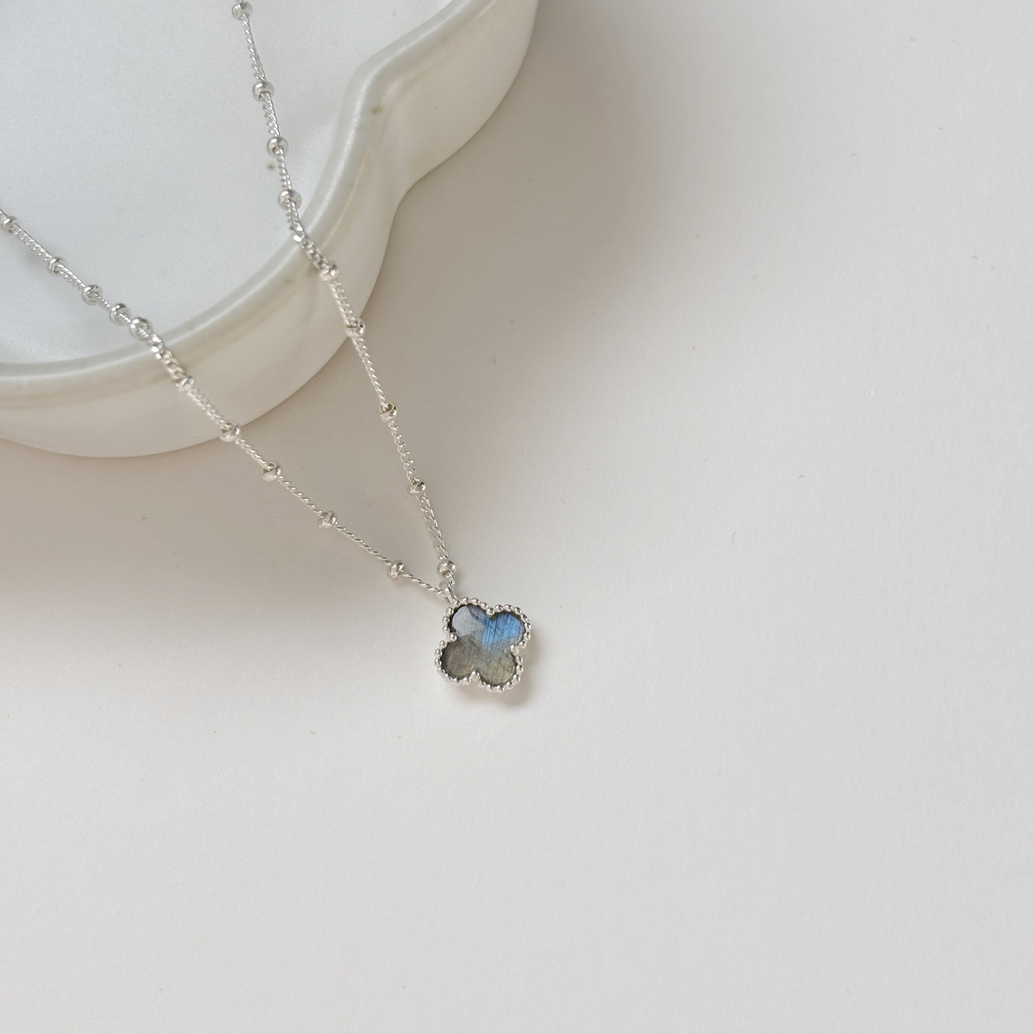 滾珠邊四葉草拉長石細珠項鍊