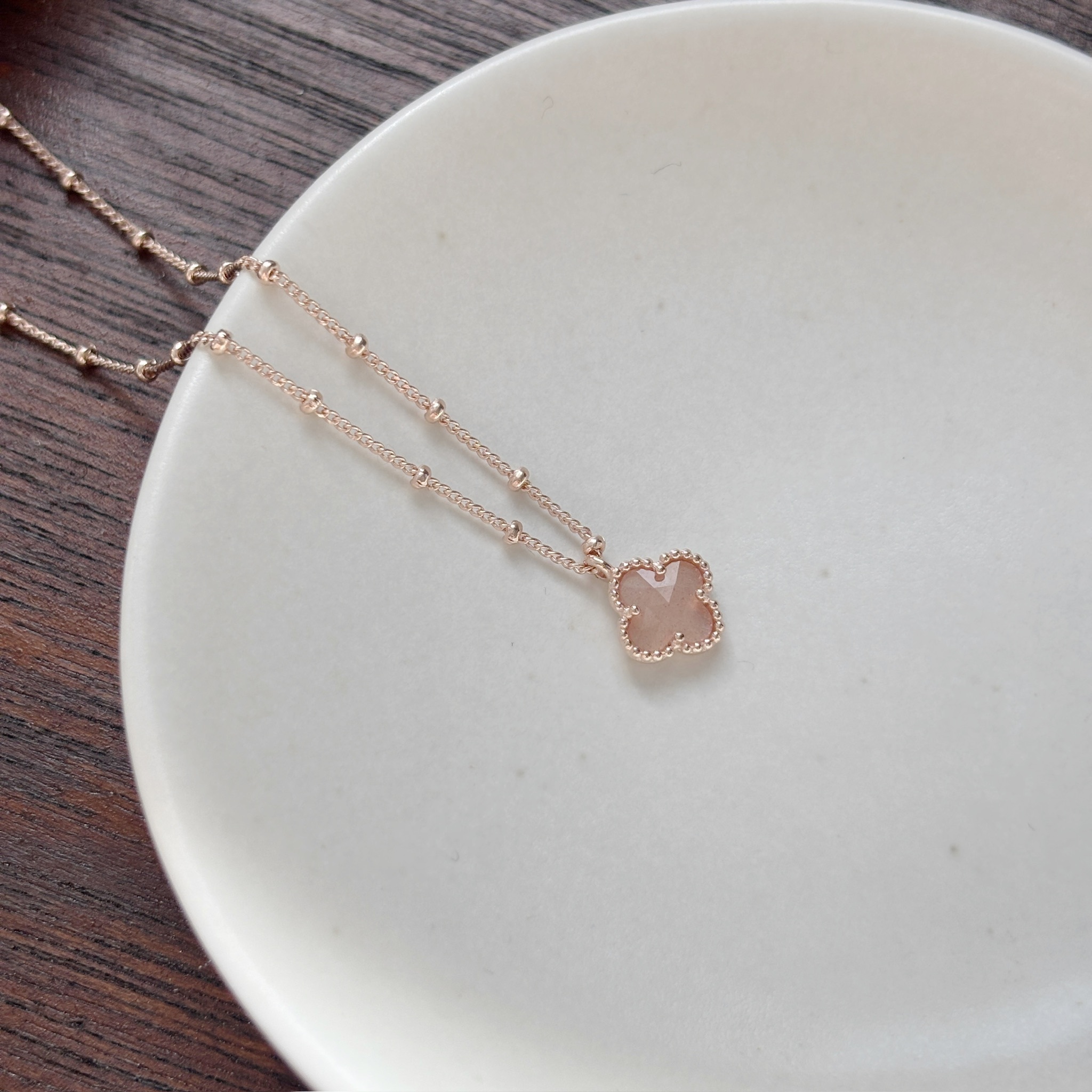 滾珠邊四葉草蜜桃月光石細珠項鍊