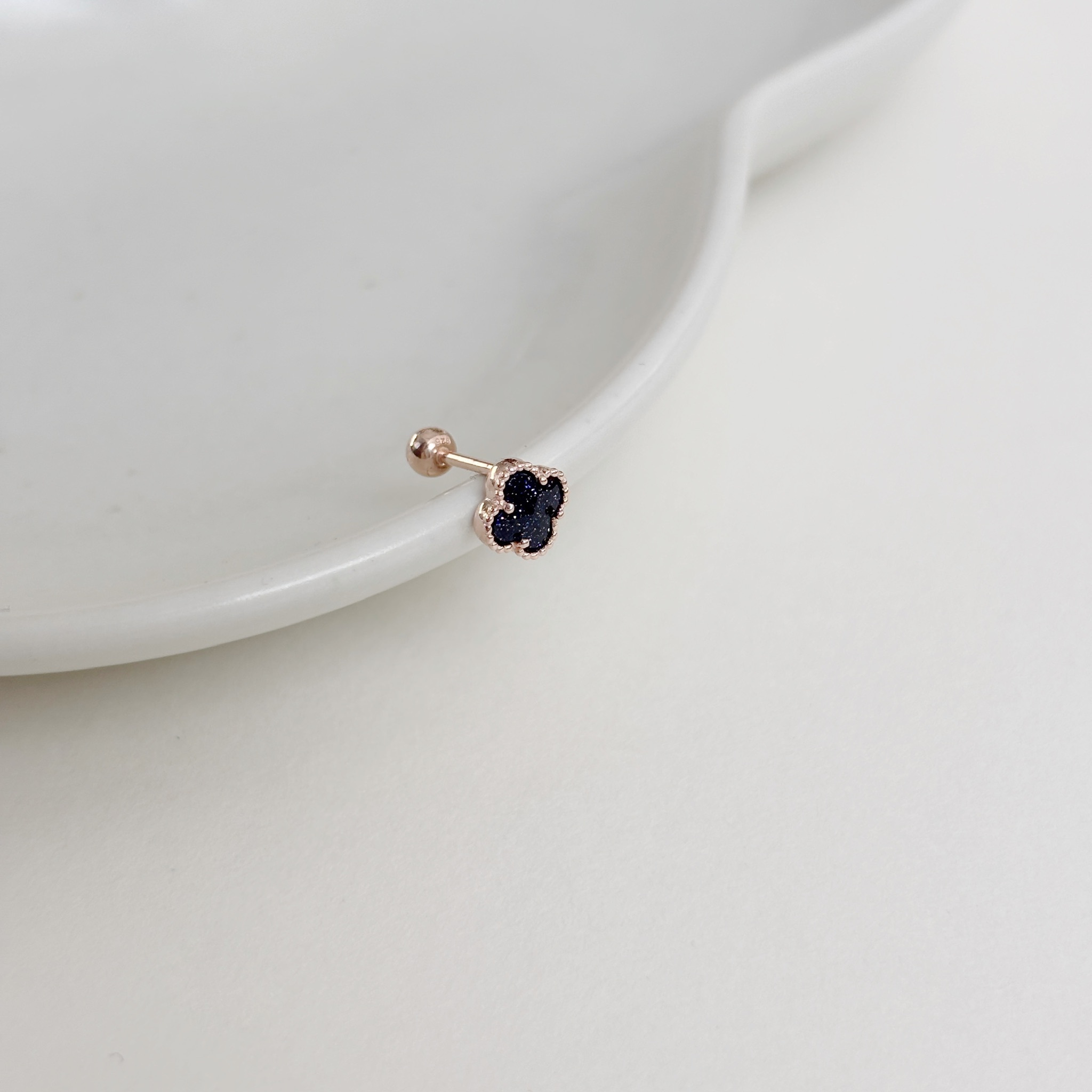 滾珠邊四葉草藍砂石轉珠耳環