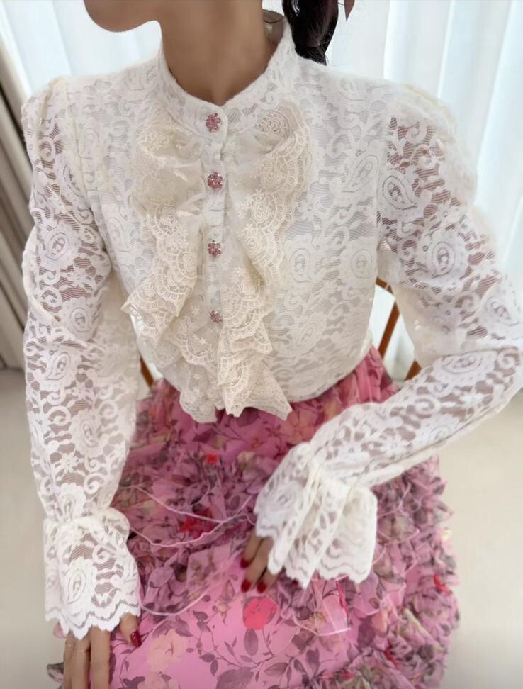 AW40  高貴 LACE上衣   胸42 -48   長23  $519 (一口價) 薄毛底