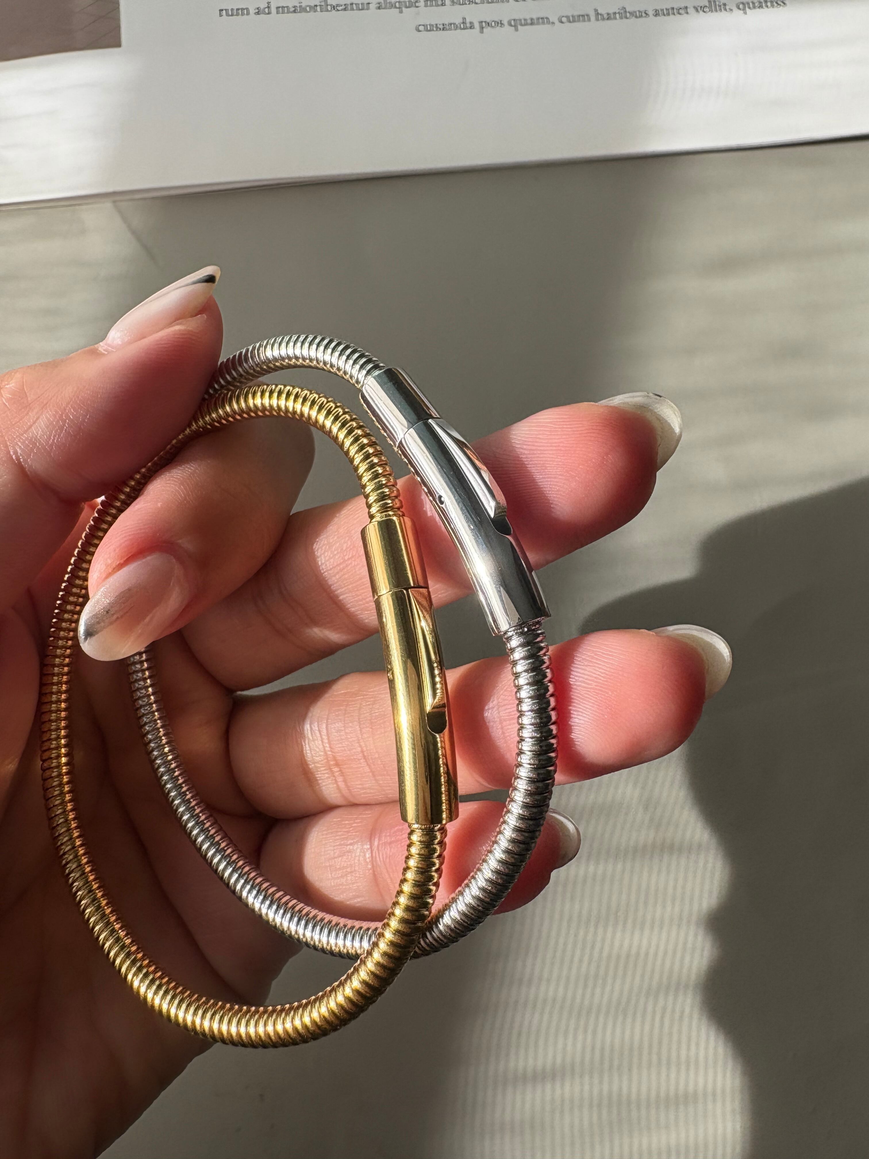 sleek wave bangle
