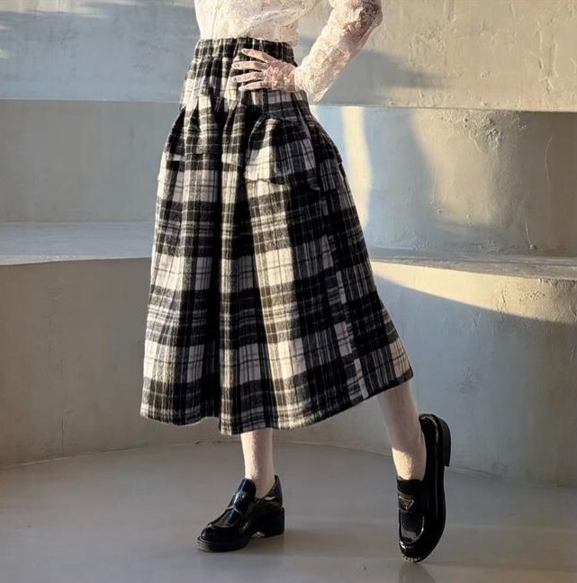 AW54  羊毛黑白英倫格長裙  腰28 -40  HIP 50   長30.5   $579 (一口價)  40%羊毛