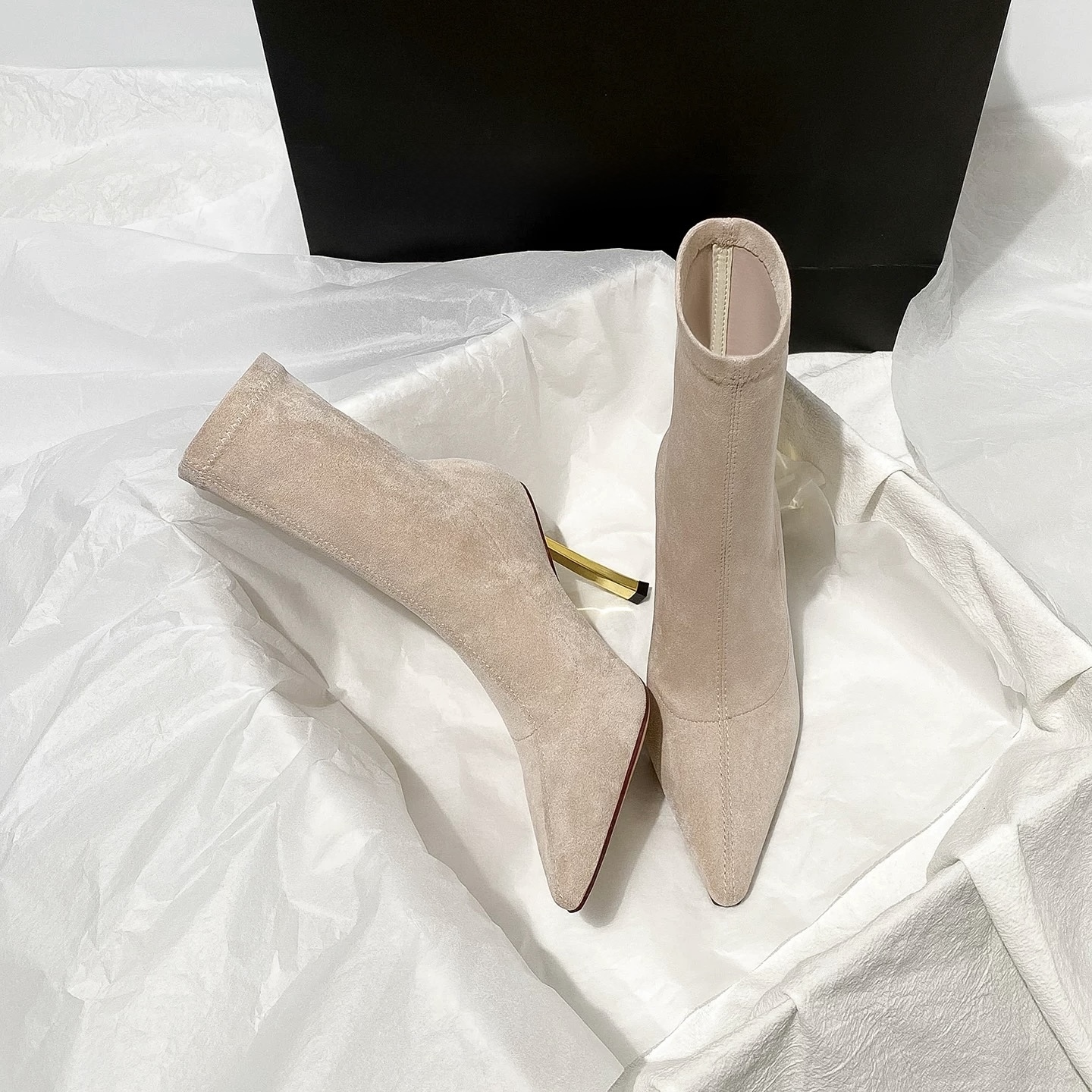 絨面配金跟短靴