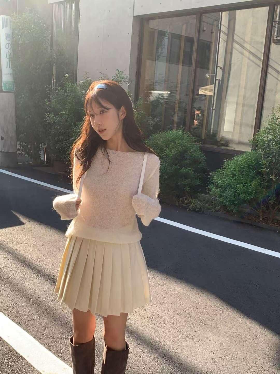 Classic pleated wool mini skirt