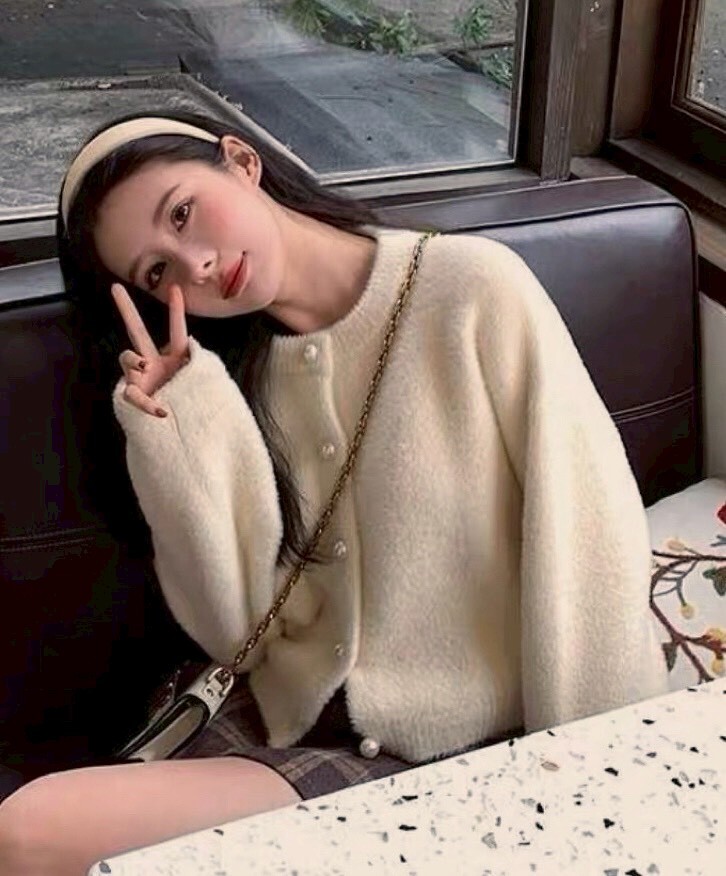 珍珠排釦海毛針織衣