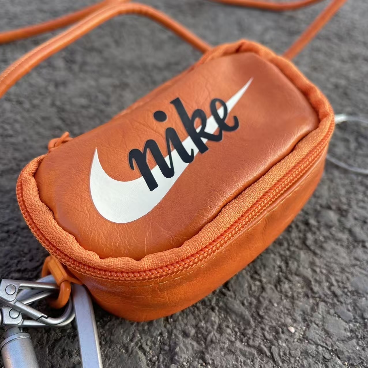 預購 NIKE 海外限定 皮革迷你小掛包 橘色