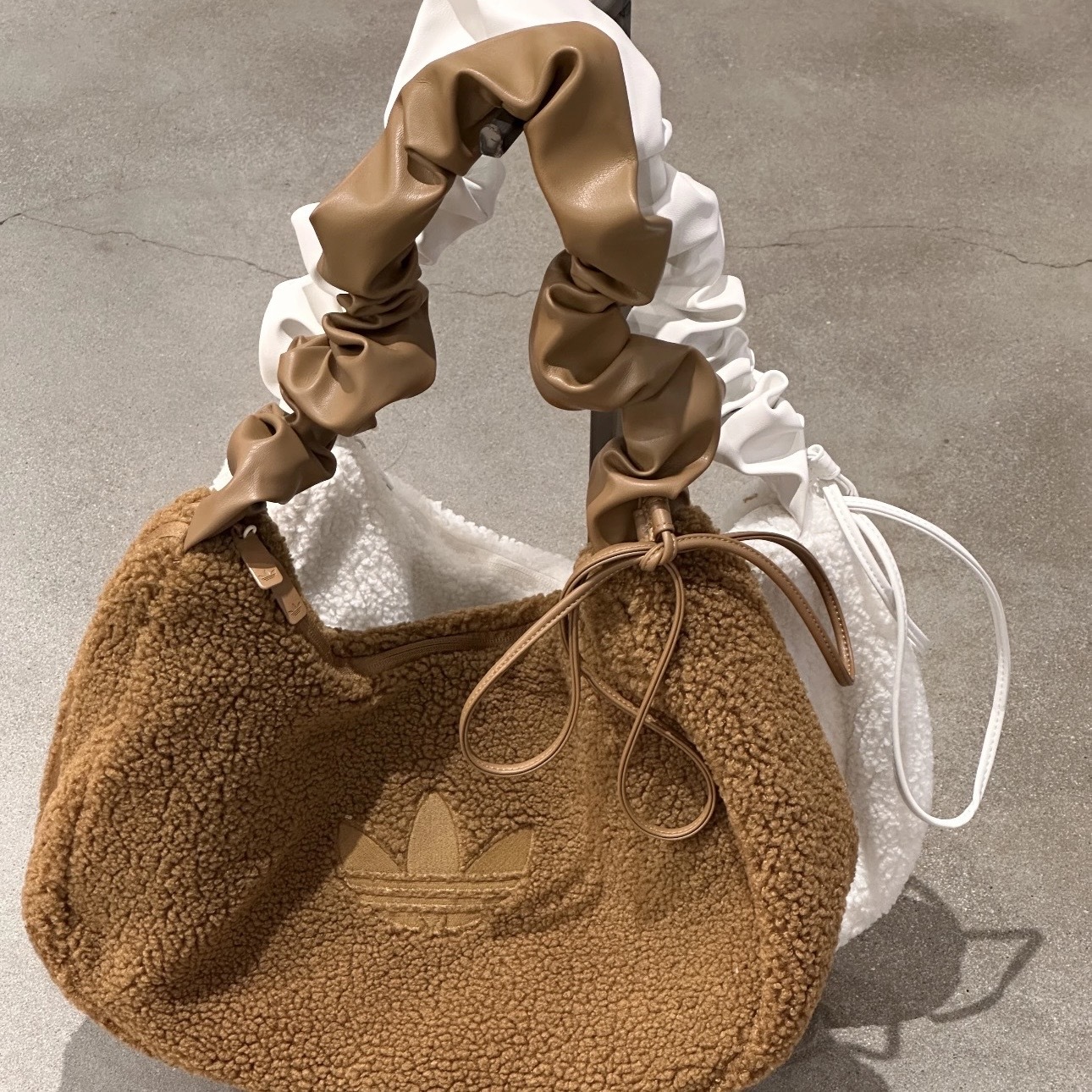 ADIDAS ORIGINALS 羊羔毛 雲朵包 肩背包 斜背 愛迪達 兩色 KS8838/KT0858