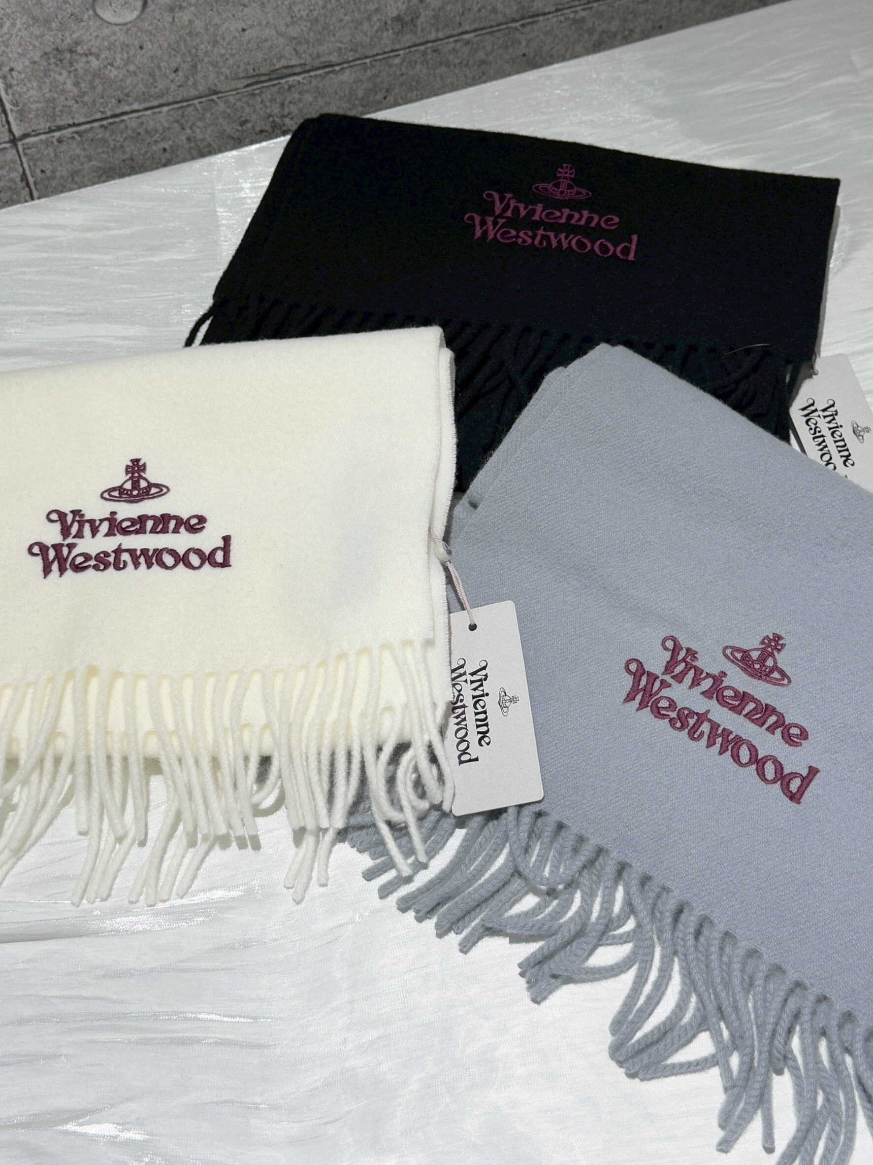 Vivienne Westwood 經典刺繡土星字體Logo圍巾