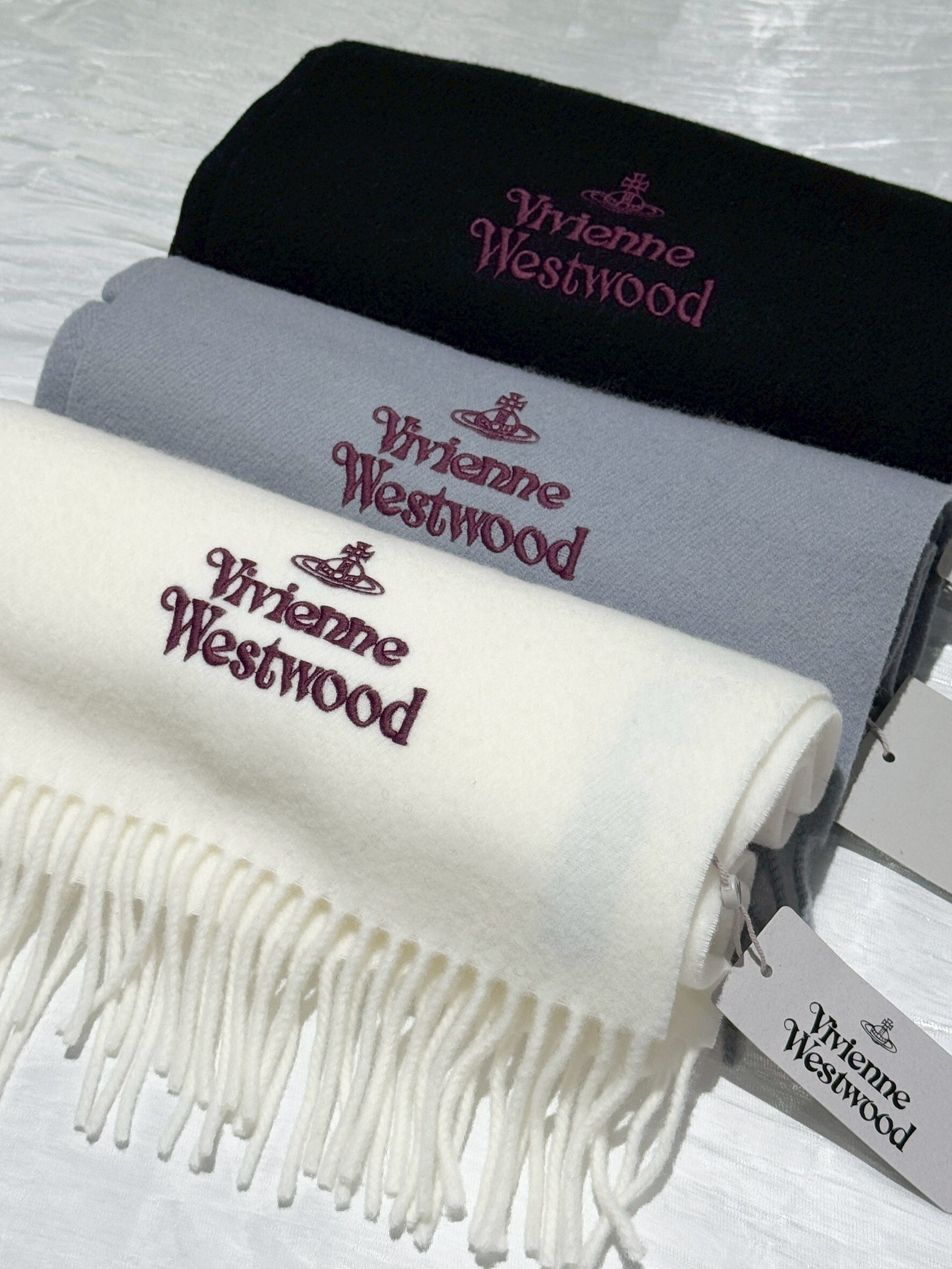 Vivienne Westwood 經典刺繡土星字體Logo圍巾