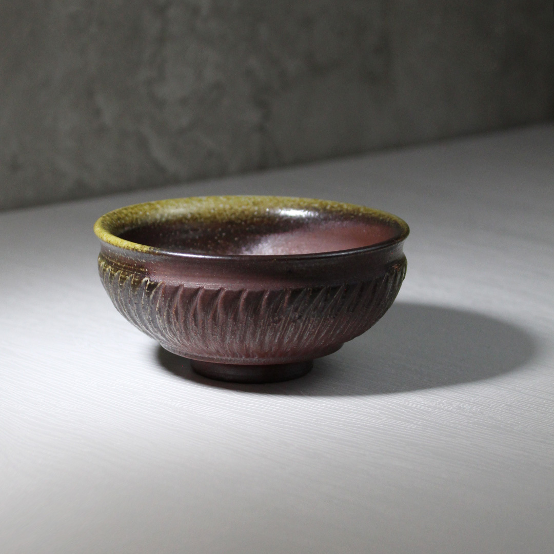 柴燒雕紋富貴手捧杯