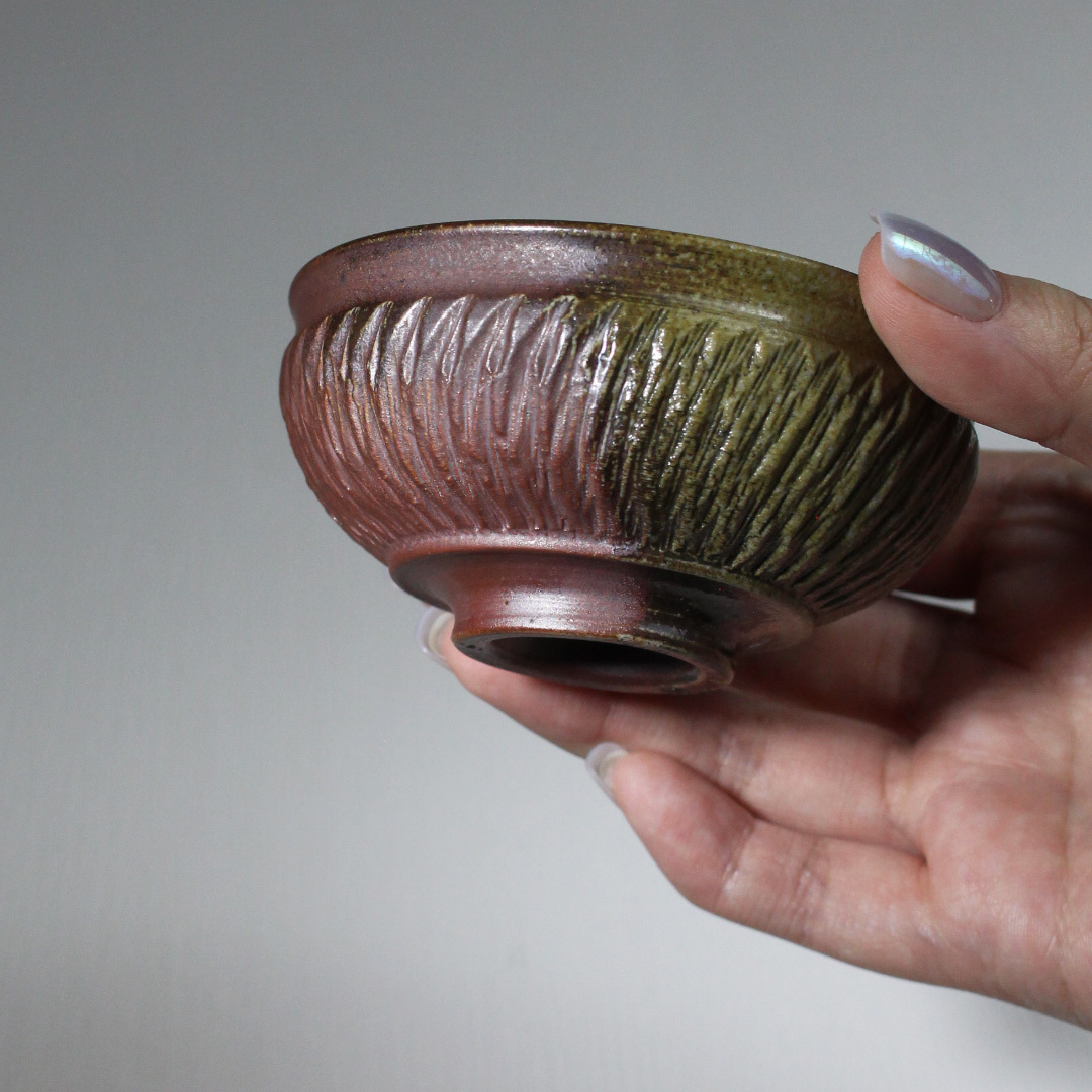 柴燒雕紋富貴手捧杯