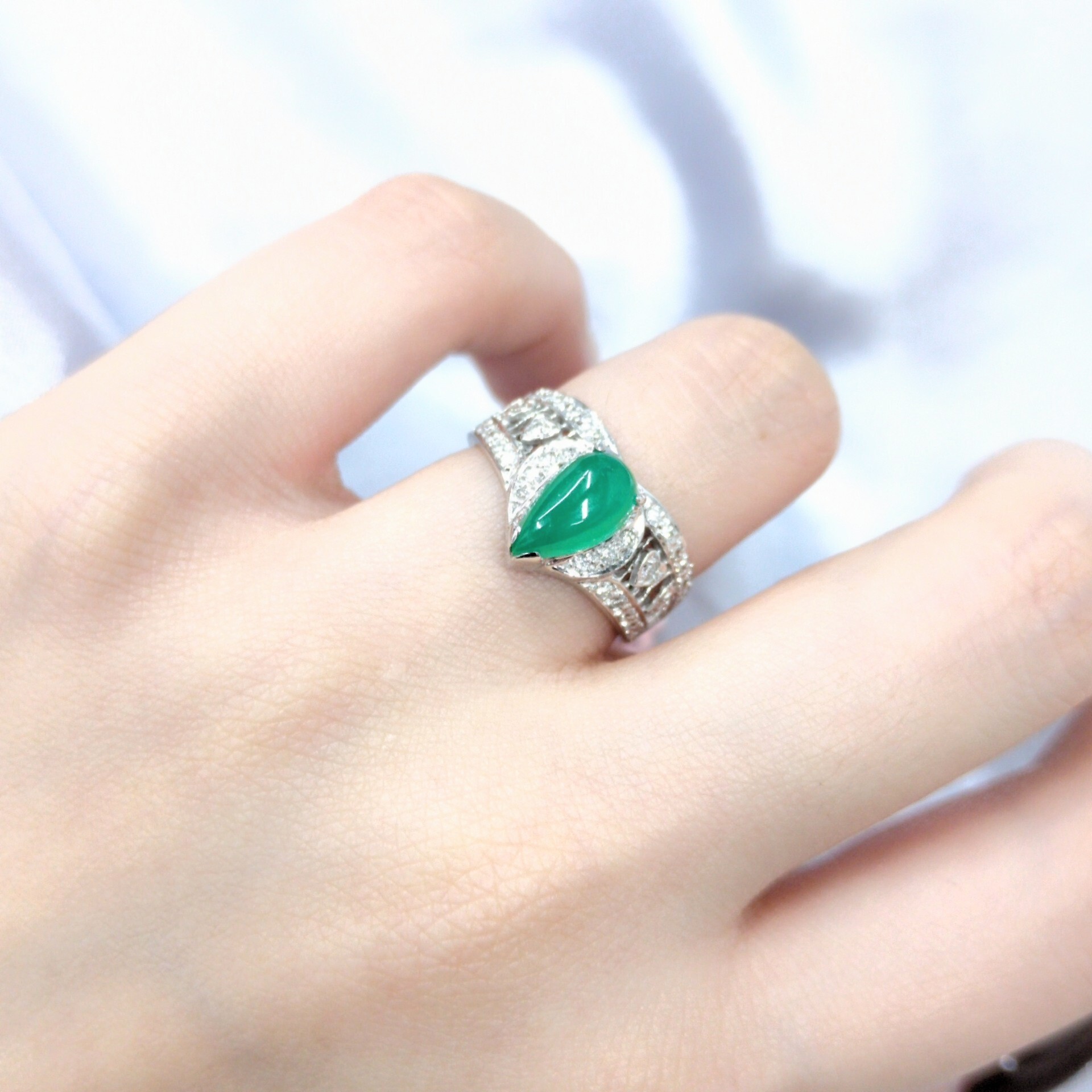 全新18K白金【單粒1卡28份綠寶石】配38份鑽石戒指