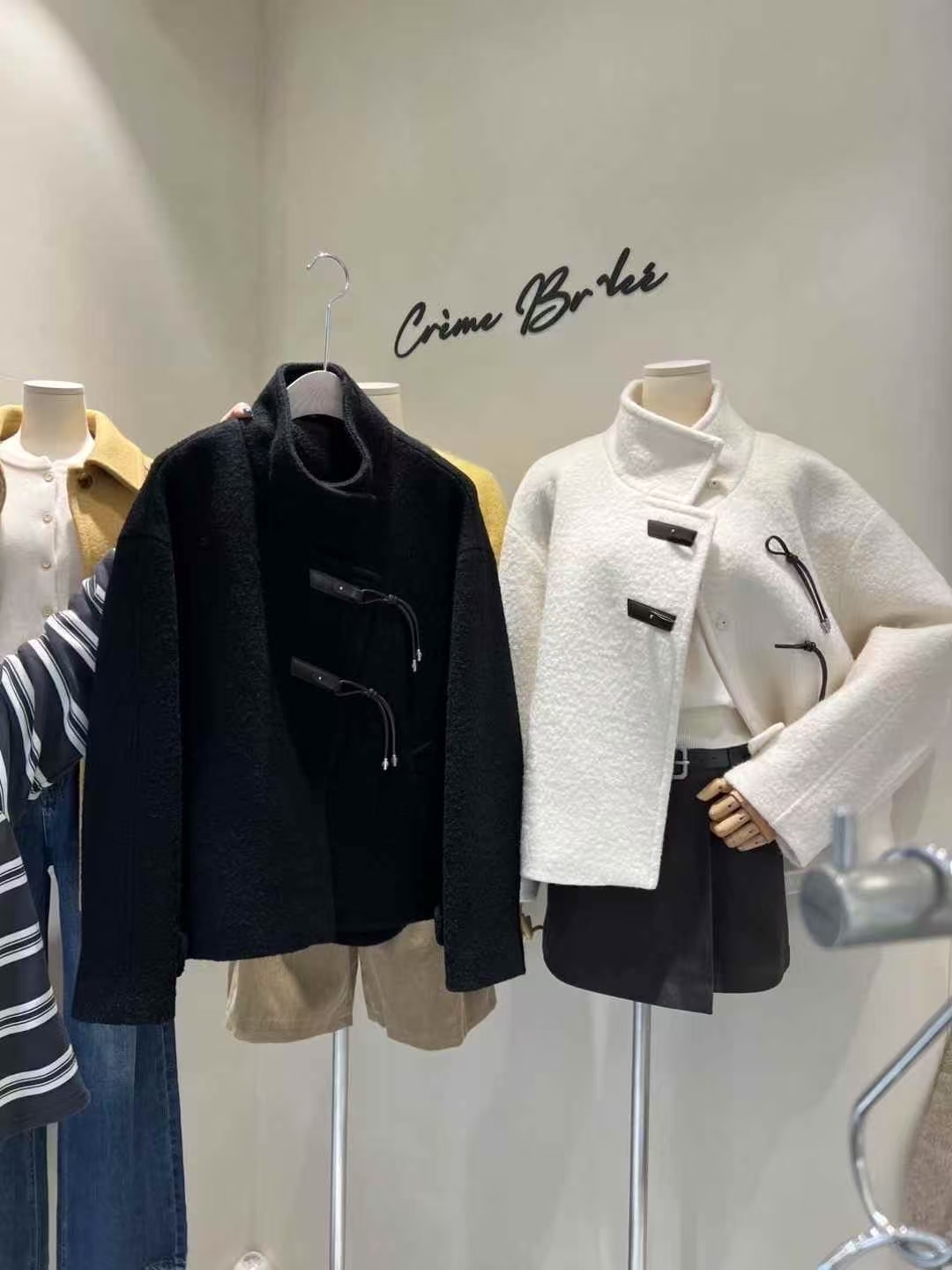 CB5317 羊絨立領牛角雙扣外套