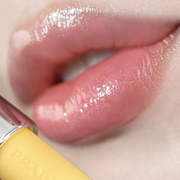 Prada 妄甜香蕉經典潤唇膏 1.3g U002