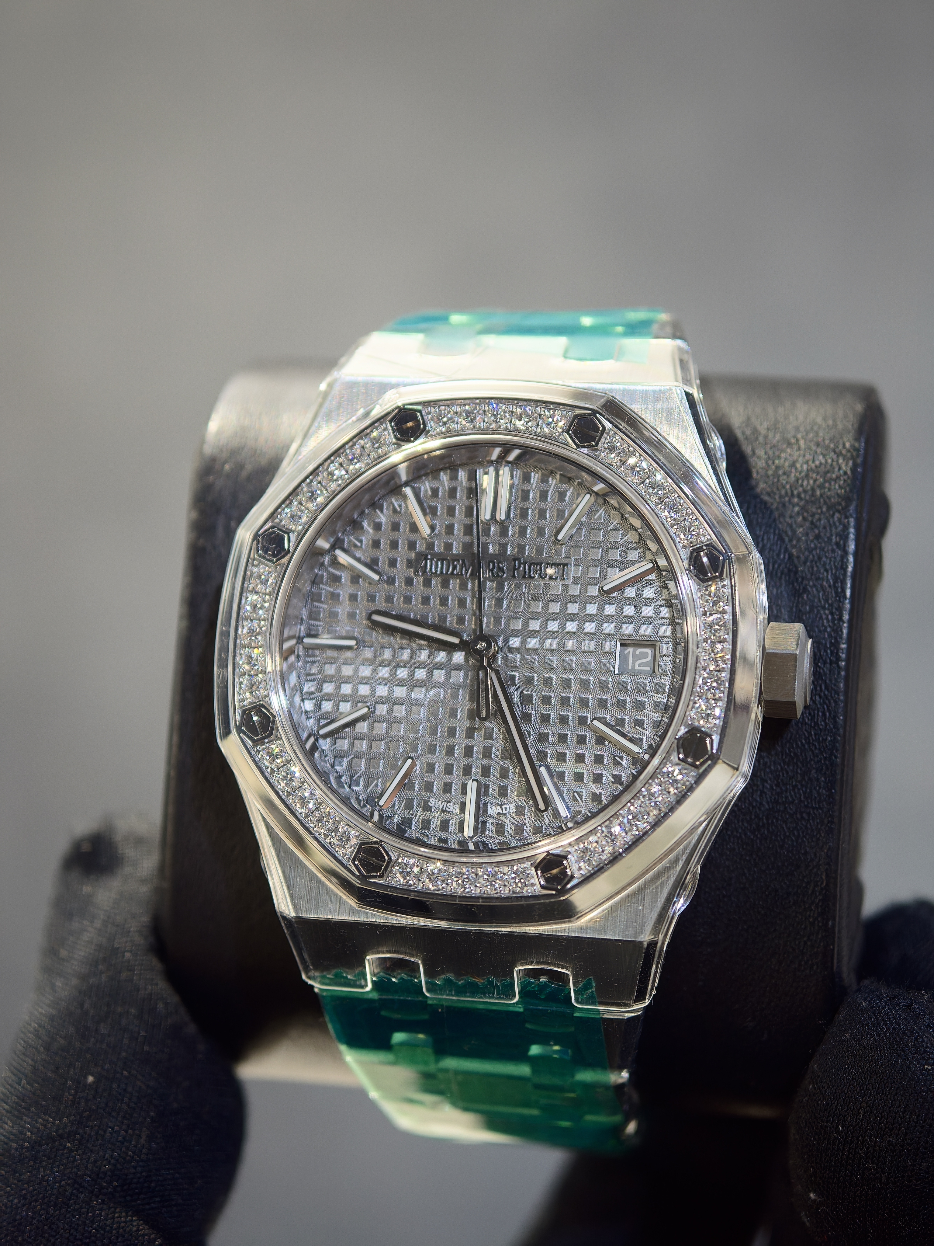 BRAND NEW 15551ST.ZZ.1356ST.06 15551st 15551 AUDEMARS PIGUET GREY DIAL DIAMOND ROYAL OAK SELFWINDING 37MM