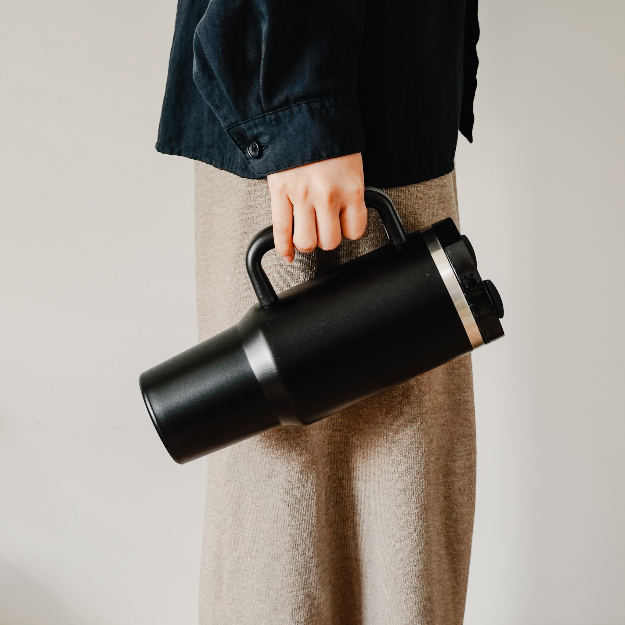 手把不鏽鋼保溫杯1100ml 兩色售