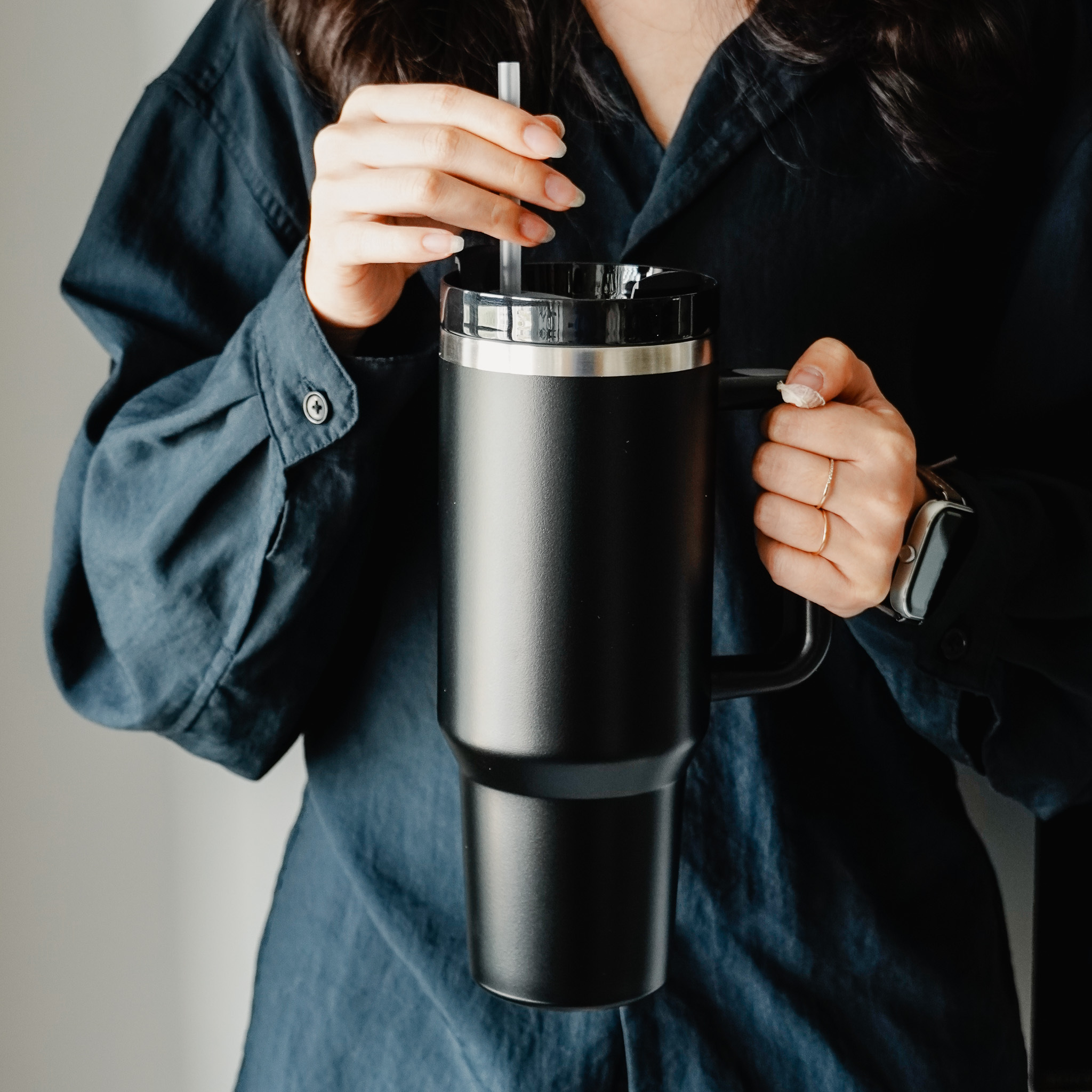 手把不鏽鋼保溫杯1100ml 兩色售