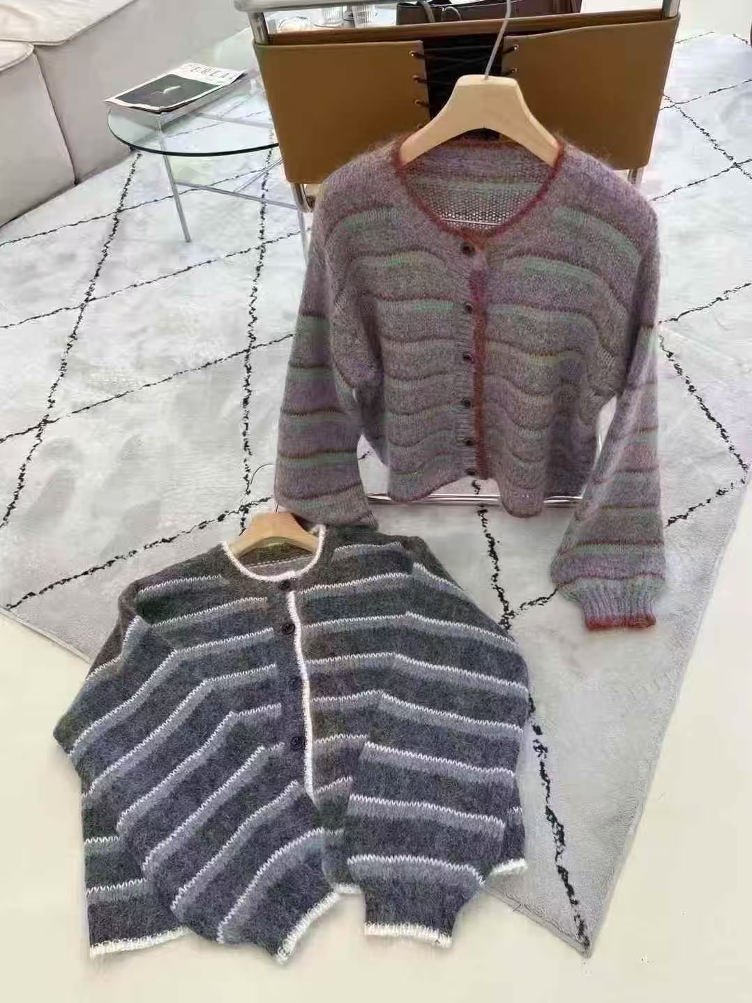 CB5330 毛絨感橫間撞色邊外套 *優惠碼不適用*