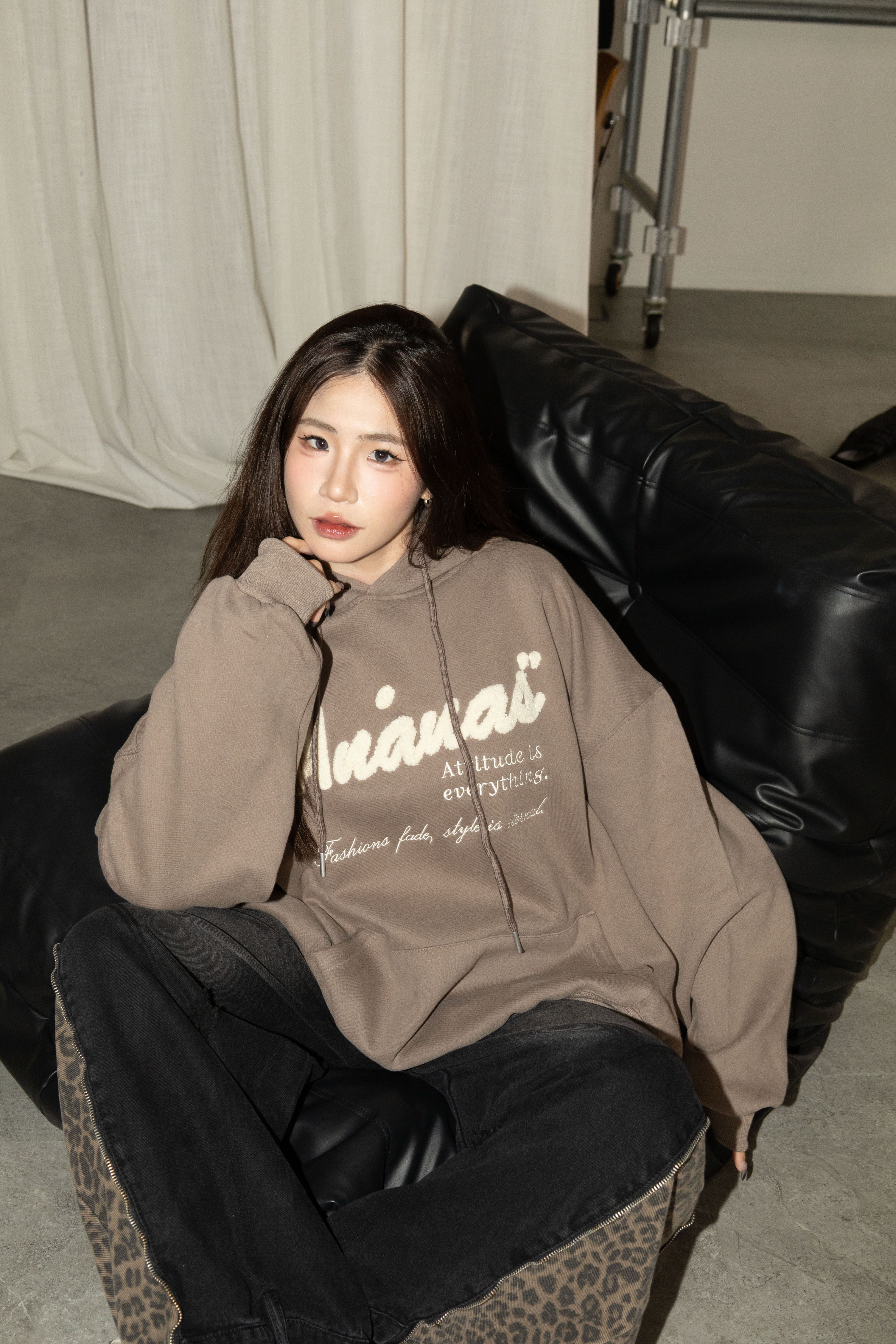 [ Ananas設計款✨] 品牌LOGO刺繡毛毛字帽T