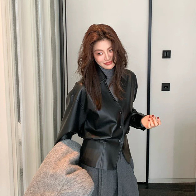 附腰帶造型V字翻領PU皮革排釦上衣-S-L / 2色 (Elegant & Love)