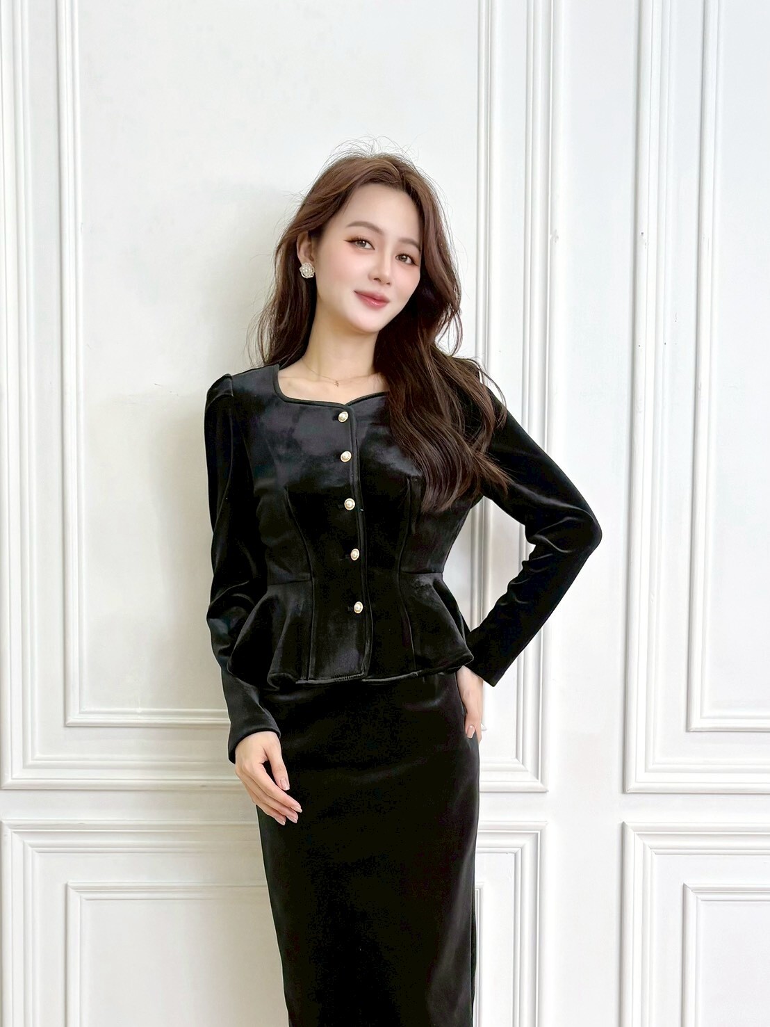 天鵝絨珍珠釦腰身窄裙套裝