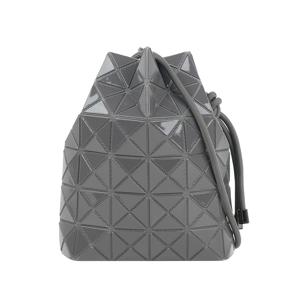 【ISSEY MIYAKE三宅一生】WRING ONE-TONE 琺瑯效果亮面抽繩水桶包(深灰色)