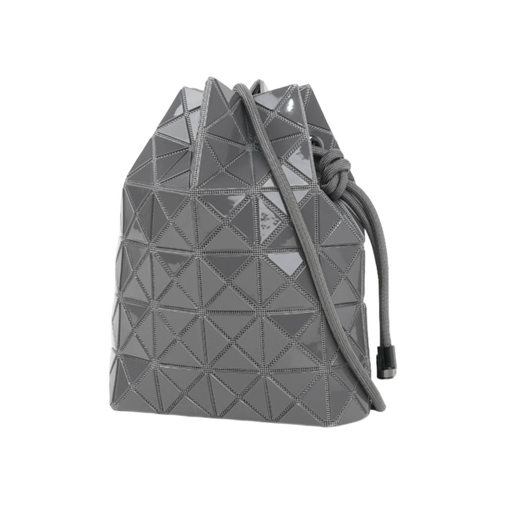 【ISSEY MIYAKE三宅一生】WRING ONE-TONE 琺瑯效果亮面抽繩水桶包(深灰色)