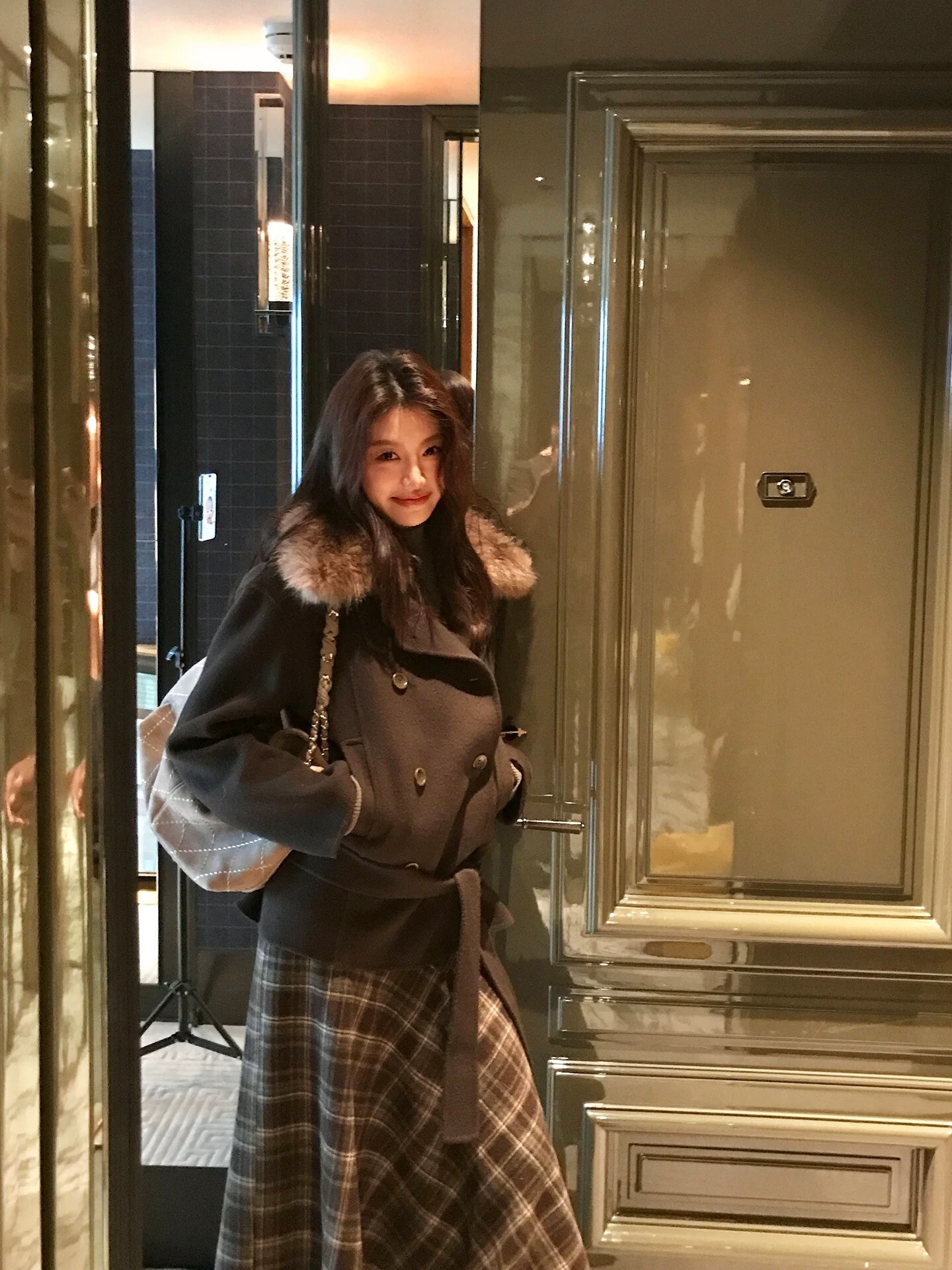 附綁帶造型皮草領片雙排釦外套-S-L / 2色 (Elegant & Love)