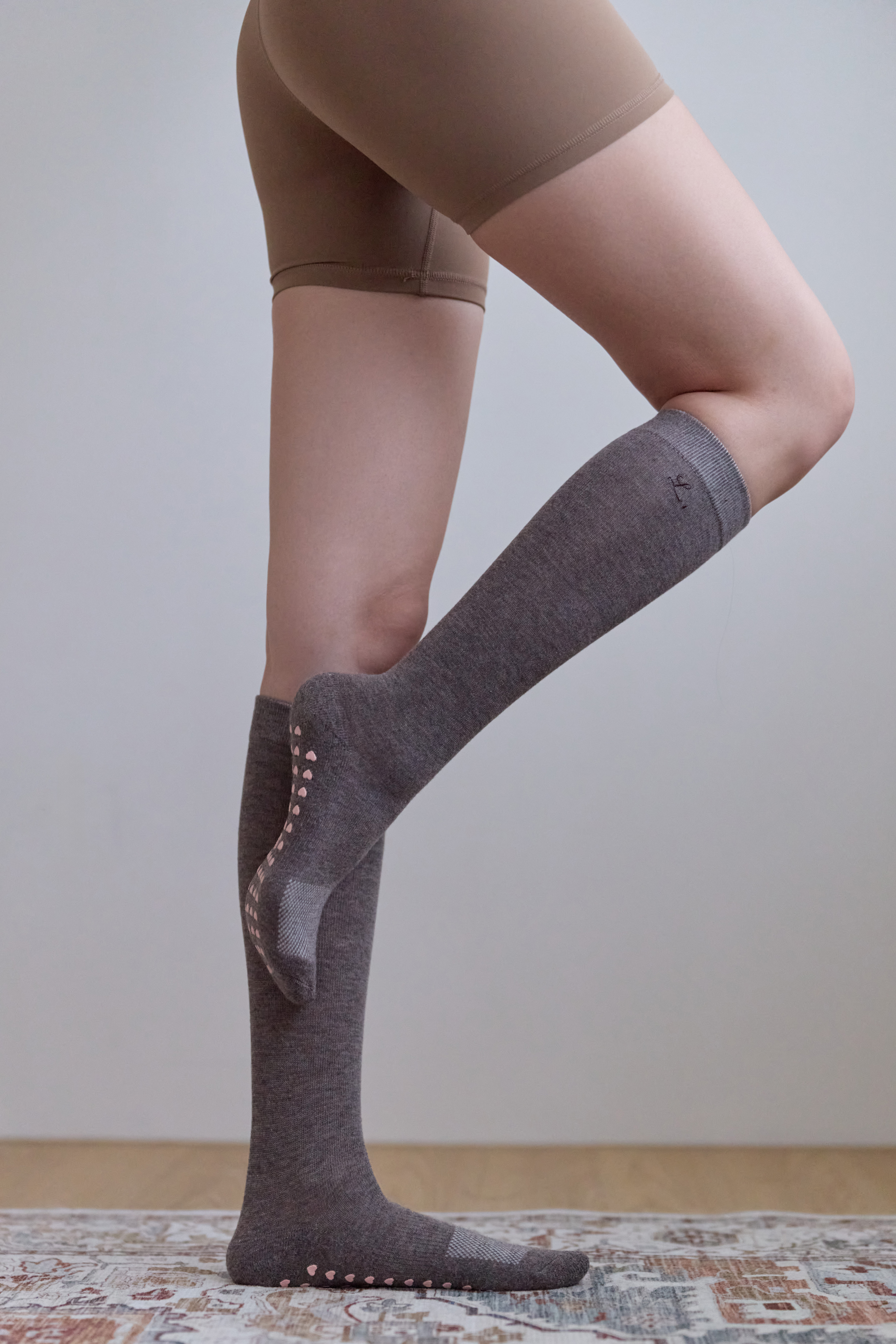 MIT 刺繡 𝓛.及膝止滑襪 / 野兔咖